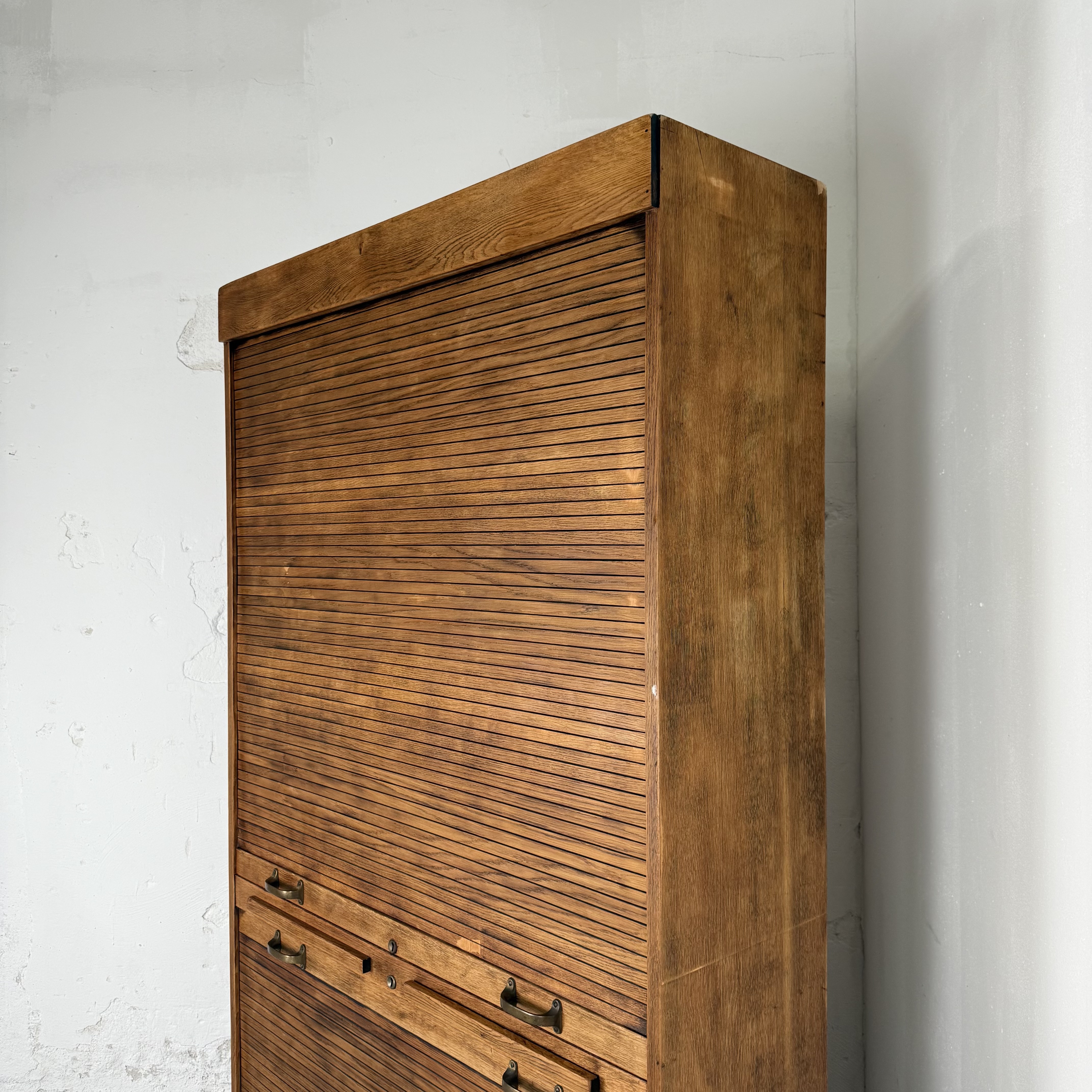 Großzügiger Rollladenschrank aus rustikaler Eiche Großzügiger Rollladenschrank aus rustikaler Eiche