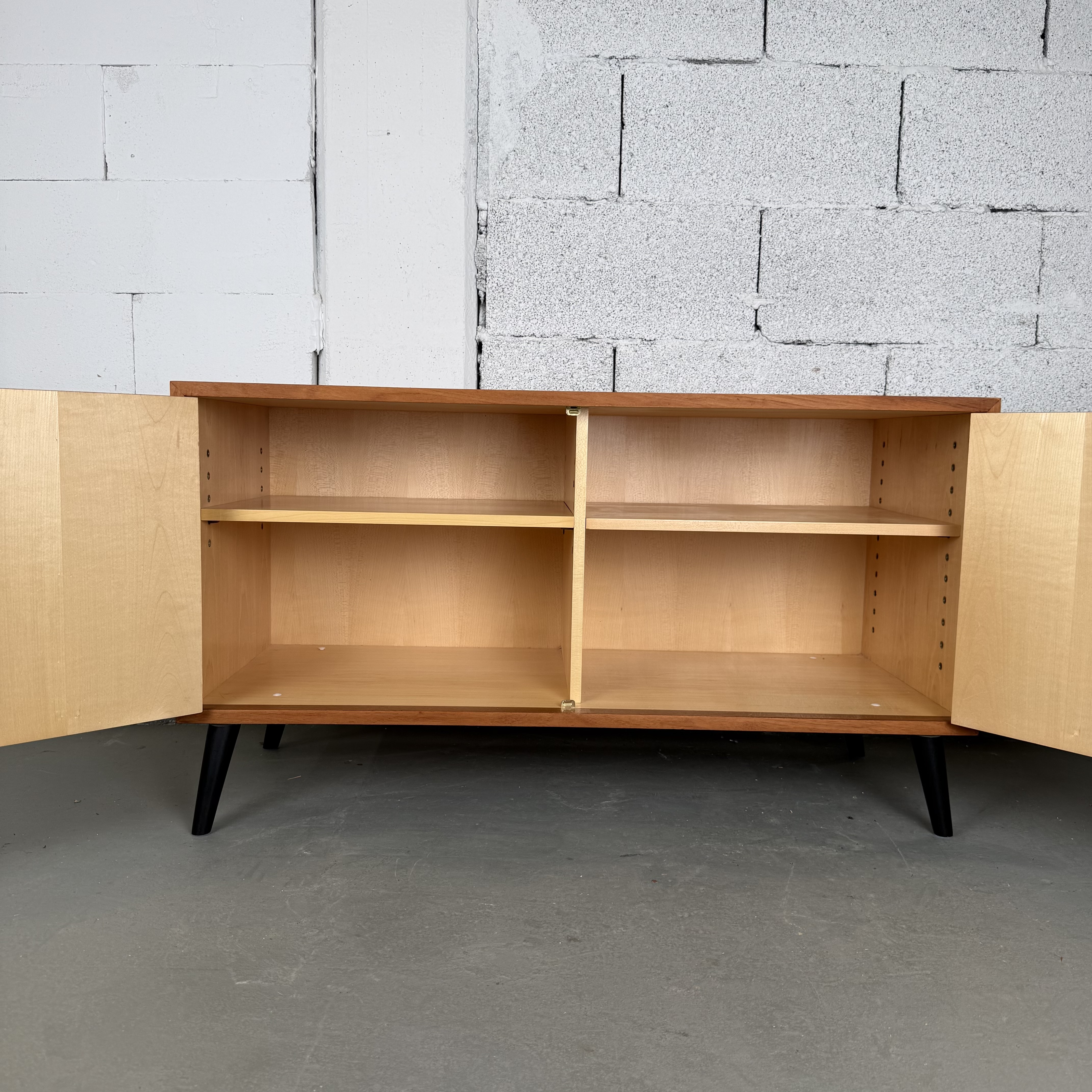 Mid Century Kommode mit filigranen Beinen