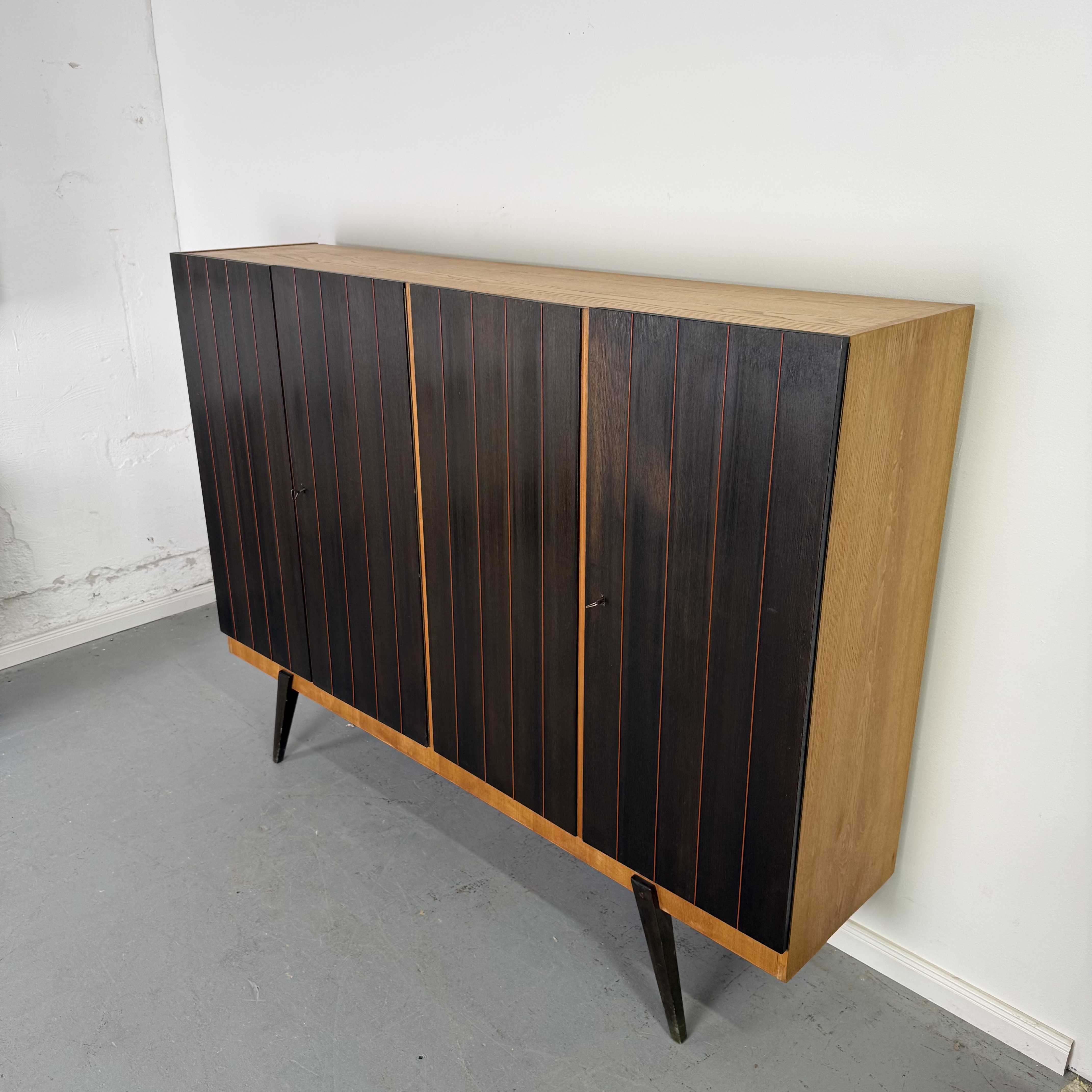 Dunkles Highboard im Mid-Century Stil