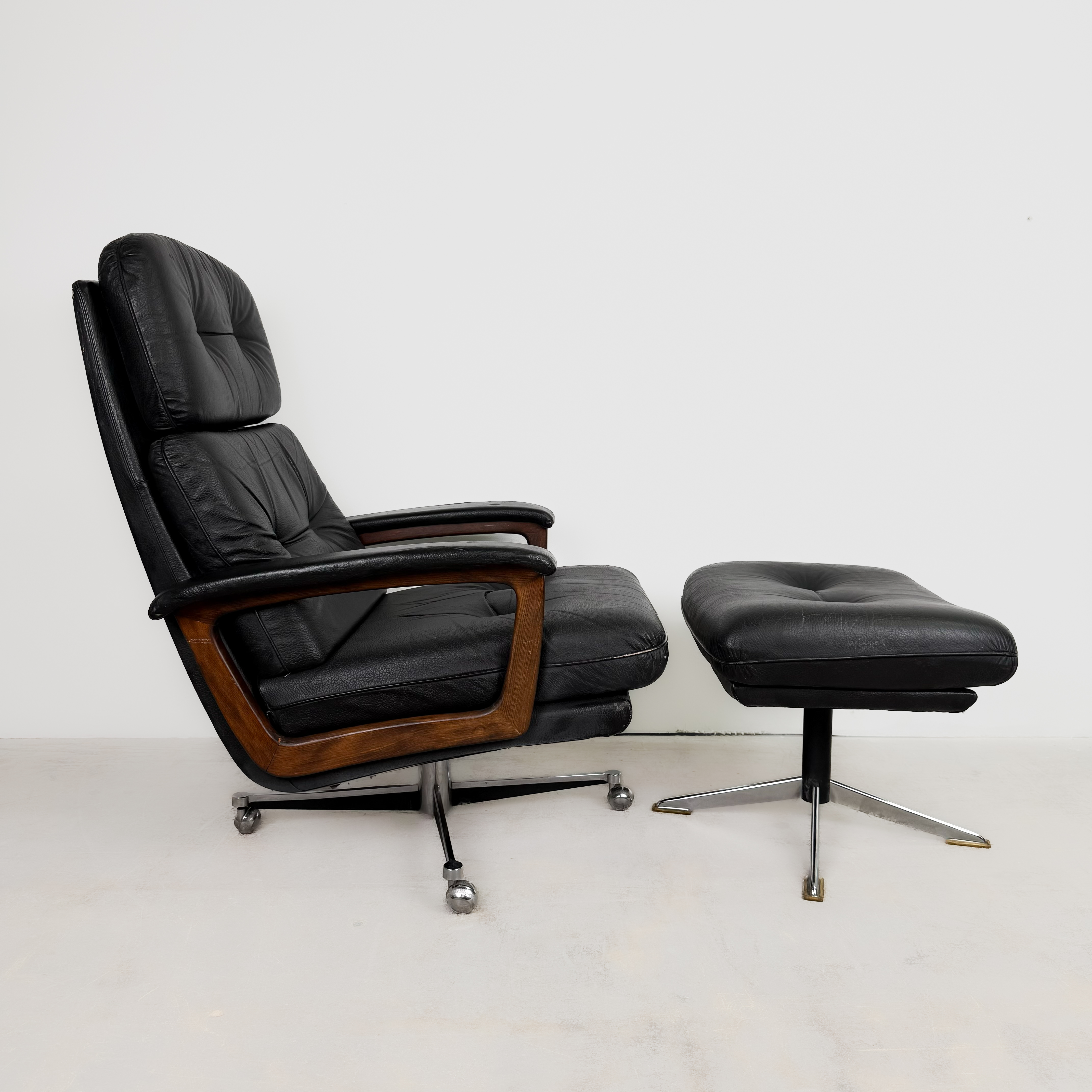 Lübke Lounge Chair mit Ottomane aus schwarzem Leder, 1960er