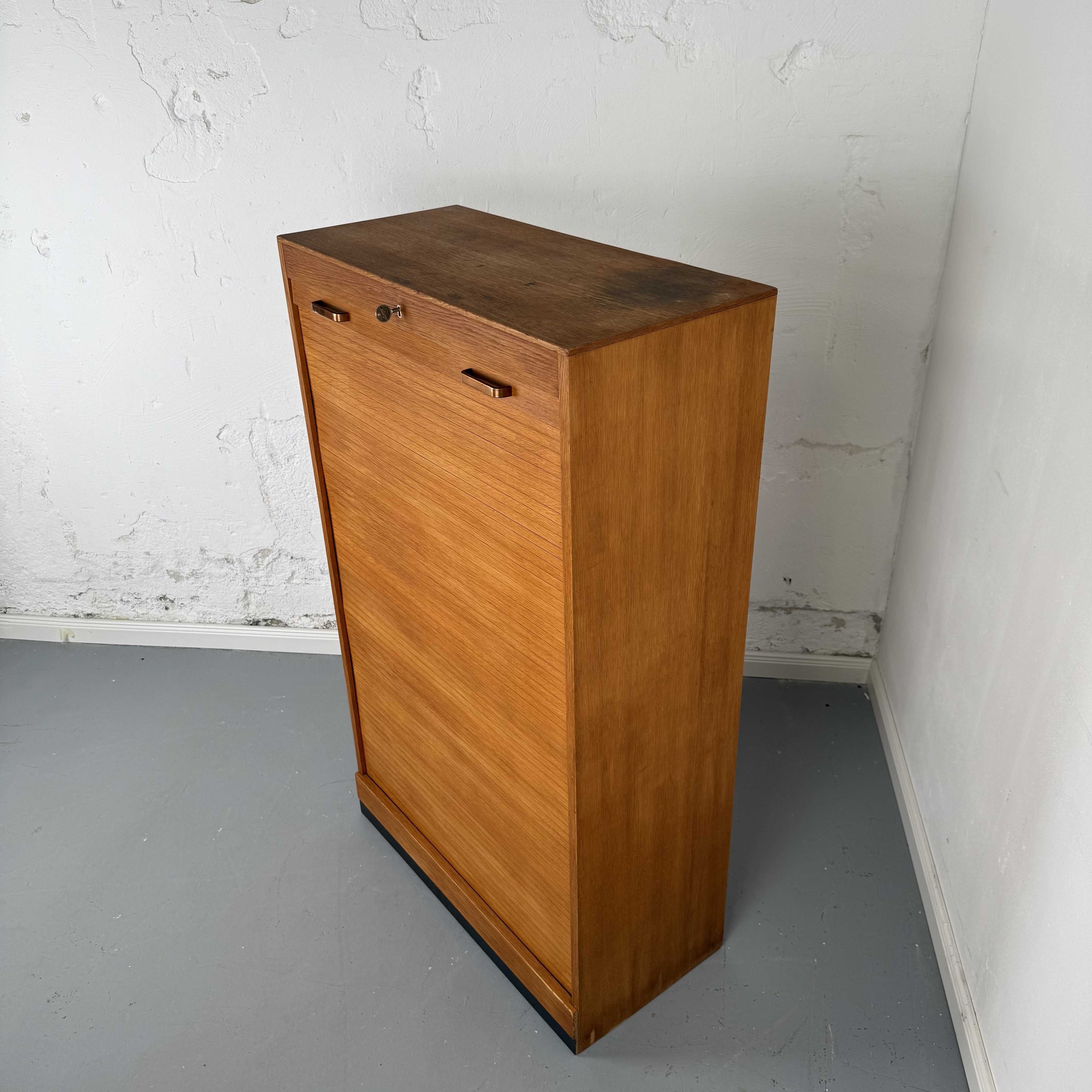 Kompakter Rollladenschrank aus den 60ern