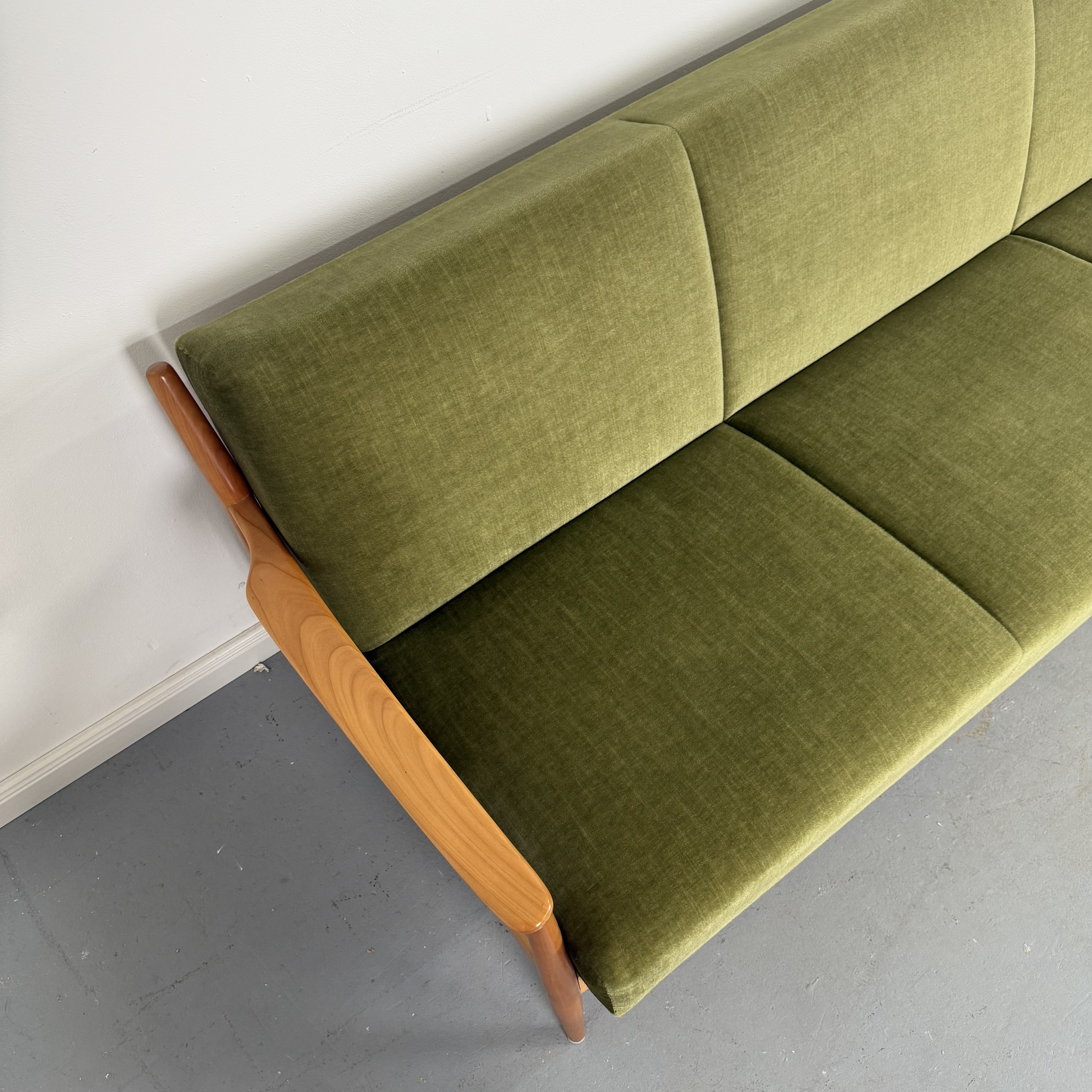 Wunderschöne grüne 60er Jahre Couch mit Aufklappfunktion