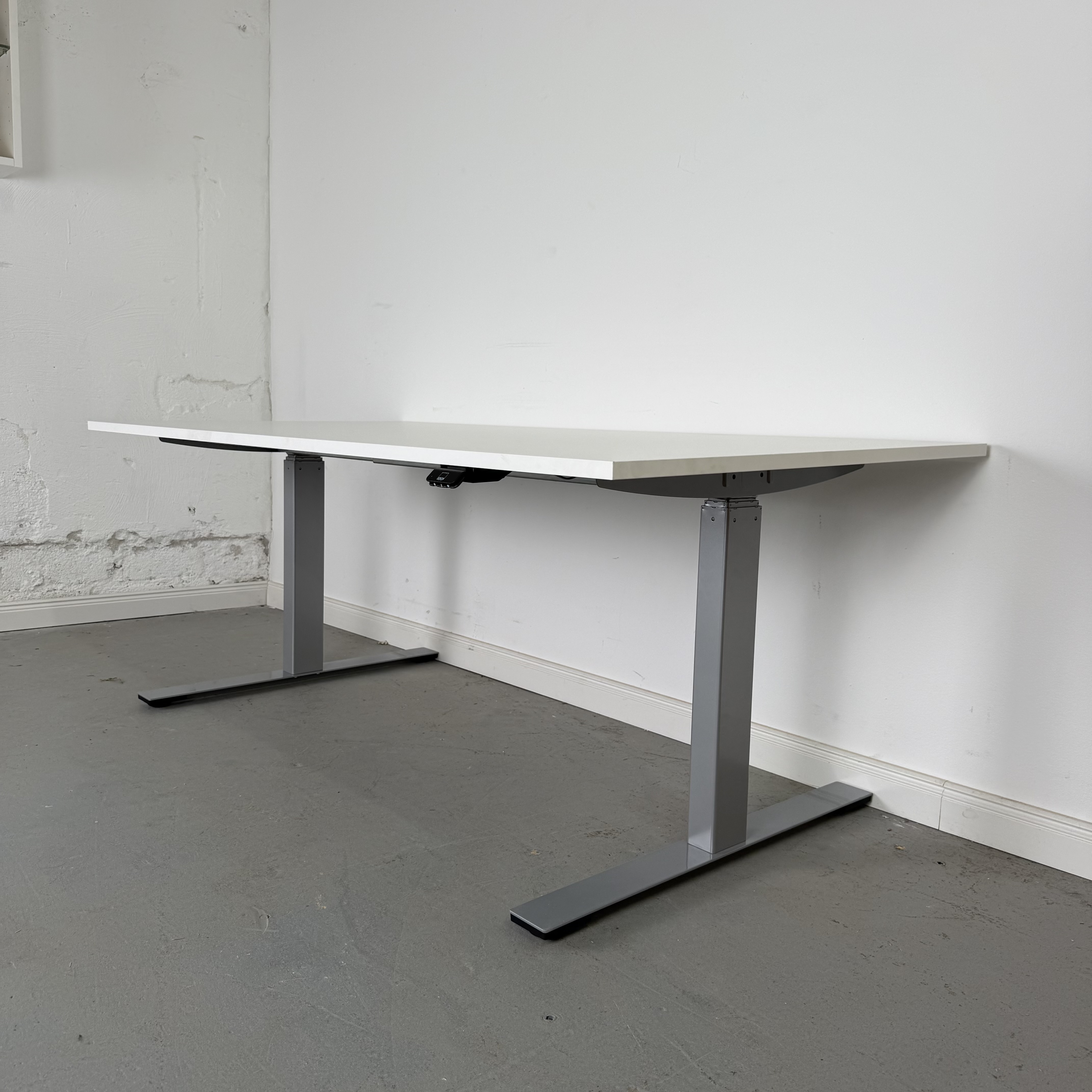 Höhenverstellbarer Schreibtisch Linak DL6 IC mit weißer Platte 160 x 80 cm