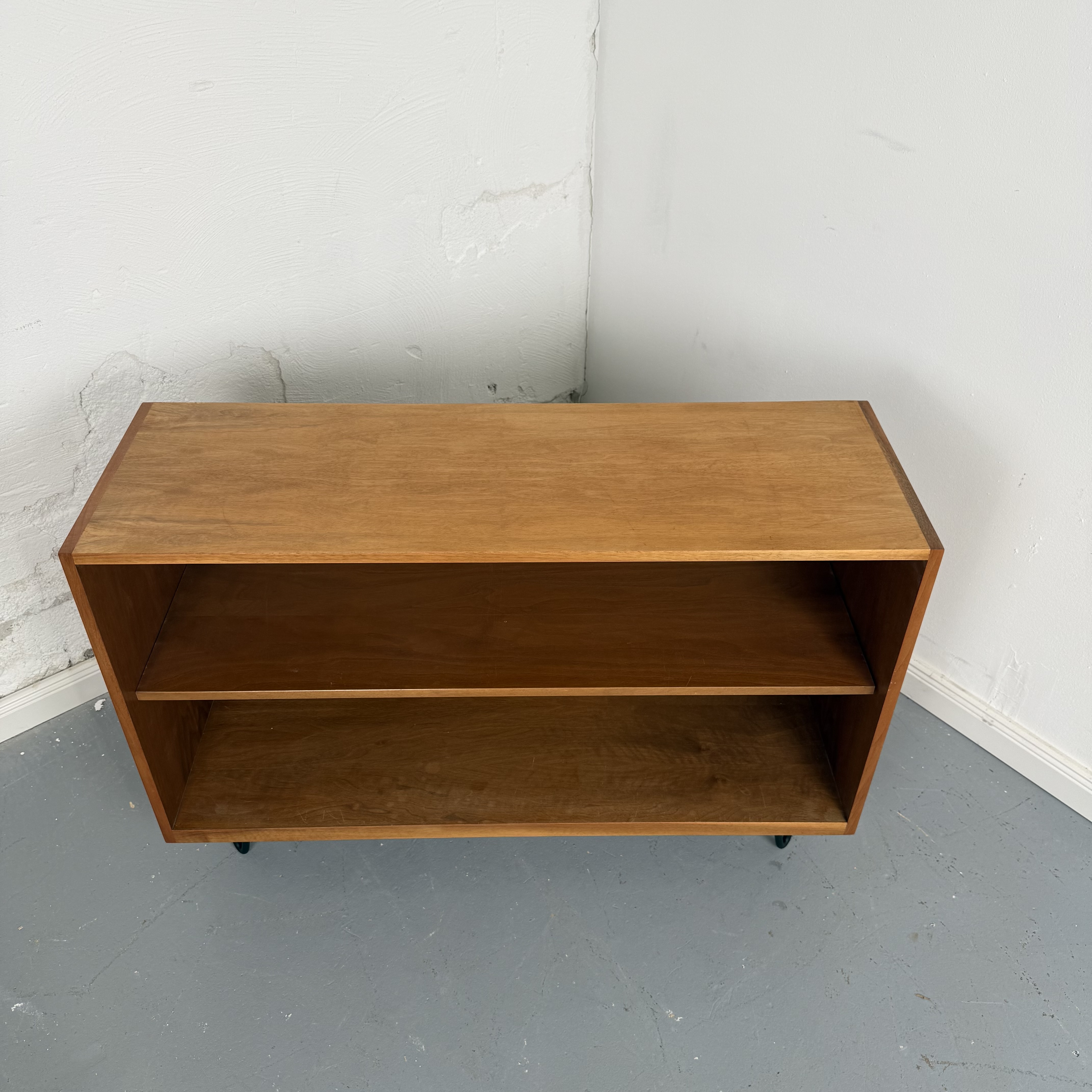 Schlichtes Mid-Century Regal mit Hairpin Legs Schlichtes Mid-Century Regal mit Hairpin Legs