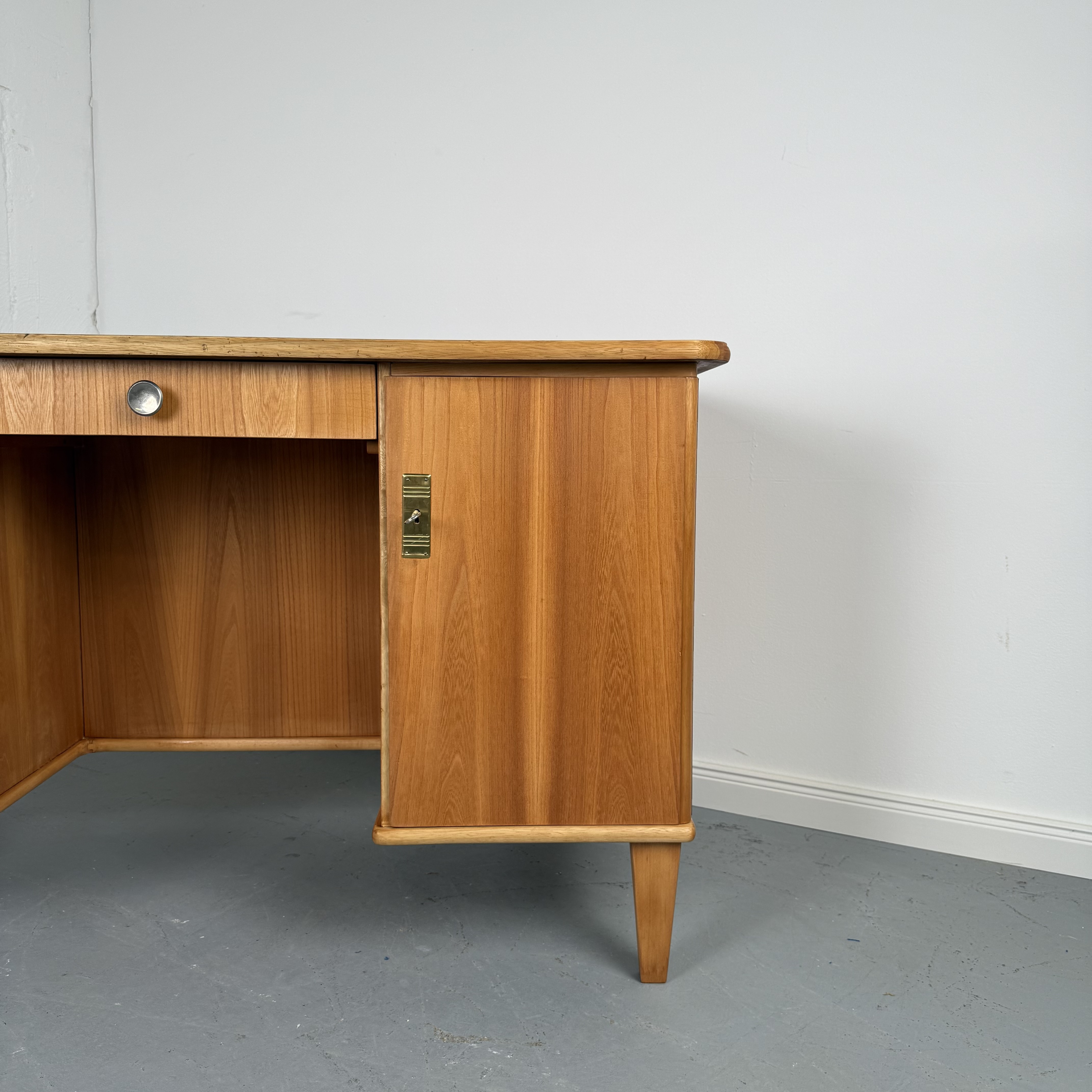 Schicker 60er Jahre Schreibtisch aus hellem Holz mit praktischem Stauraum Schicker 60er Jahre Schreibtisch aus hellem Holz mit praktischem Stauraum
