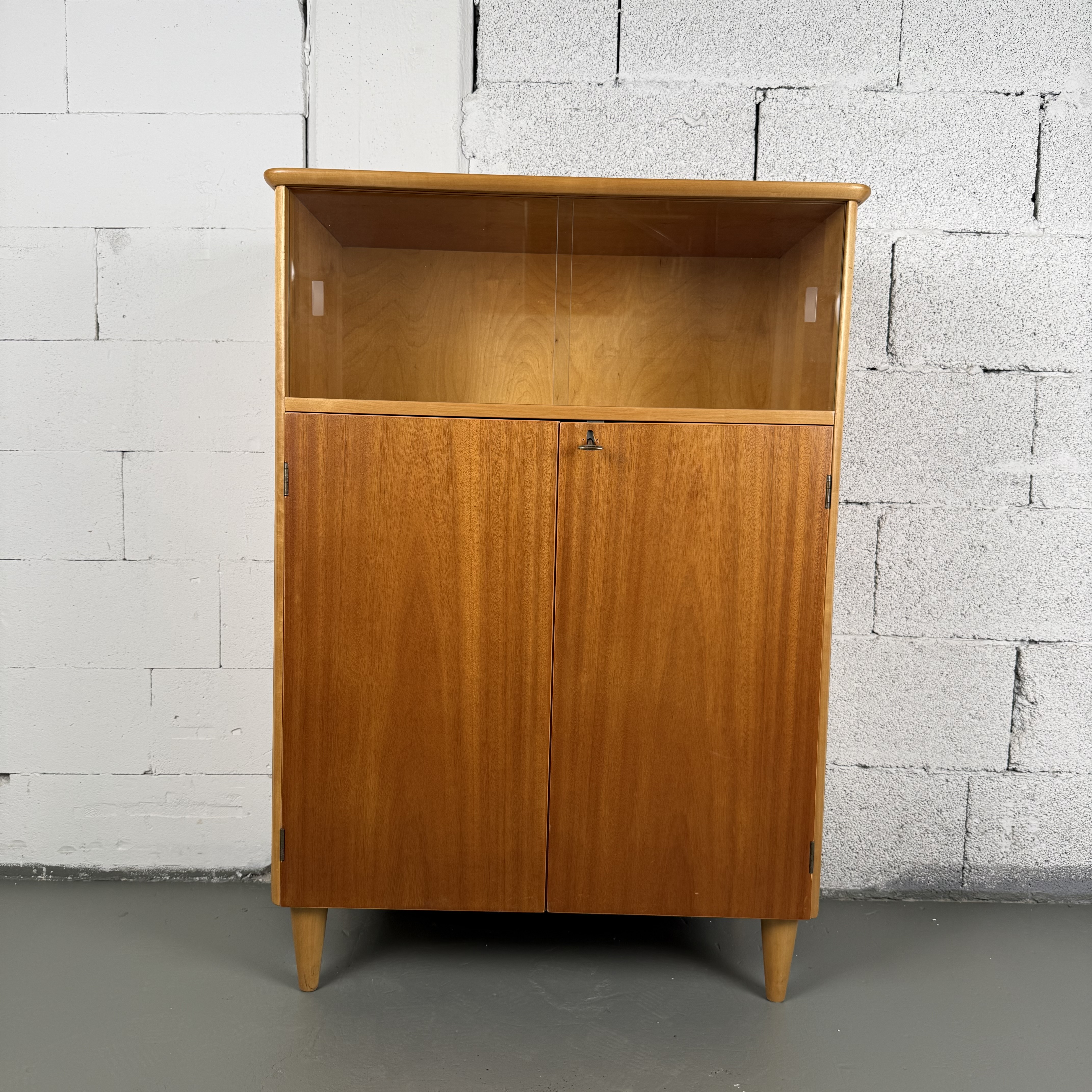 Schicke 60er Jahre Kommode mit Glaseinsatz