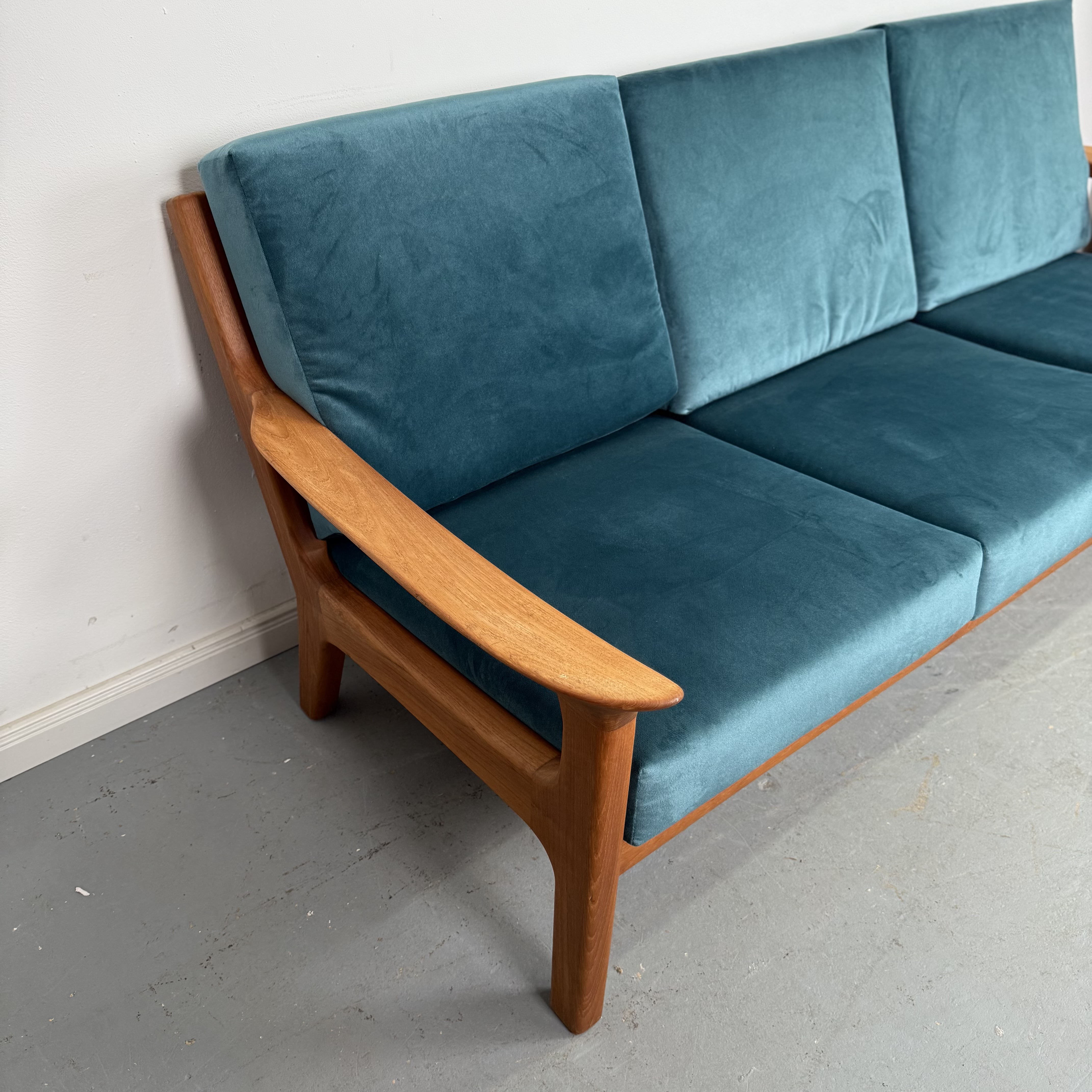Mid-Century Dreisitzer Sofa aus Teakholz, neu bezogen