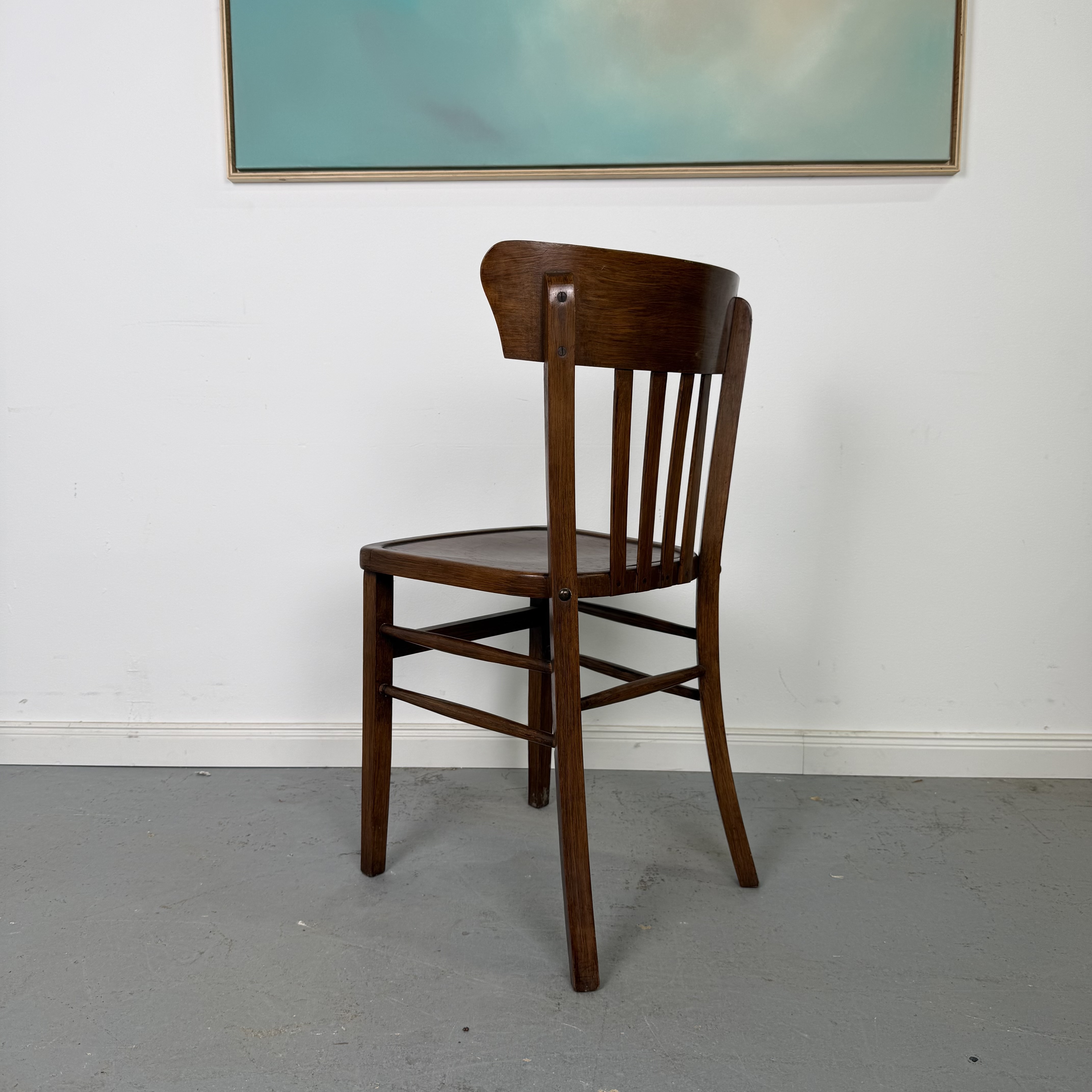 Klassische Bistrostühle aus Holz