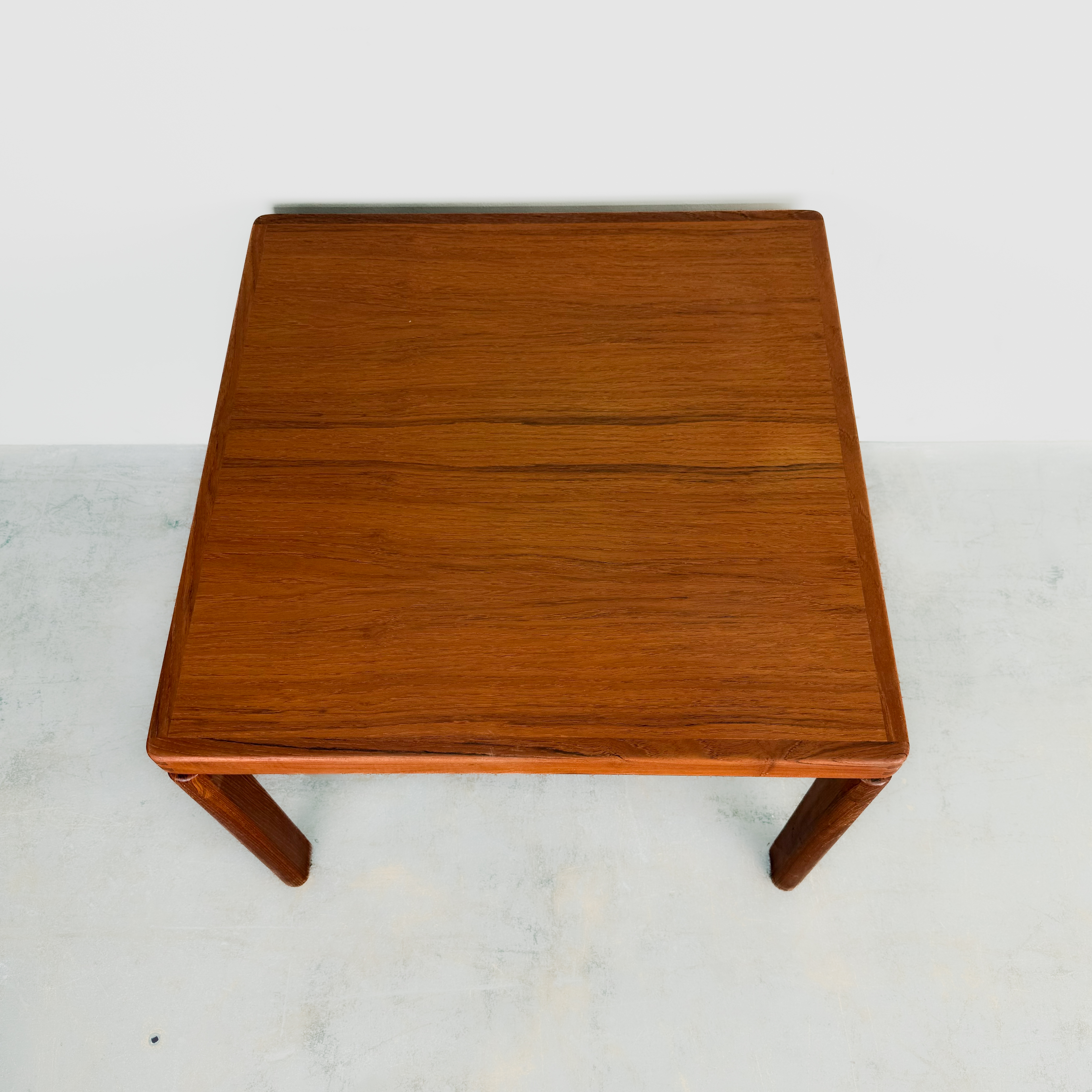 Schlichter Beistelltisch aus Teakholz im Mid-Century Design