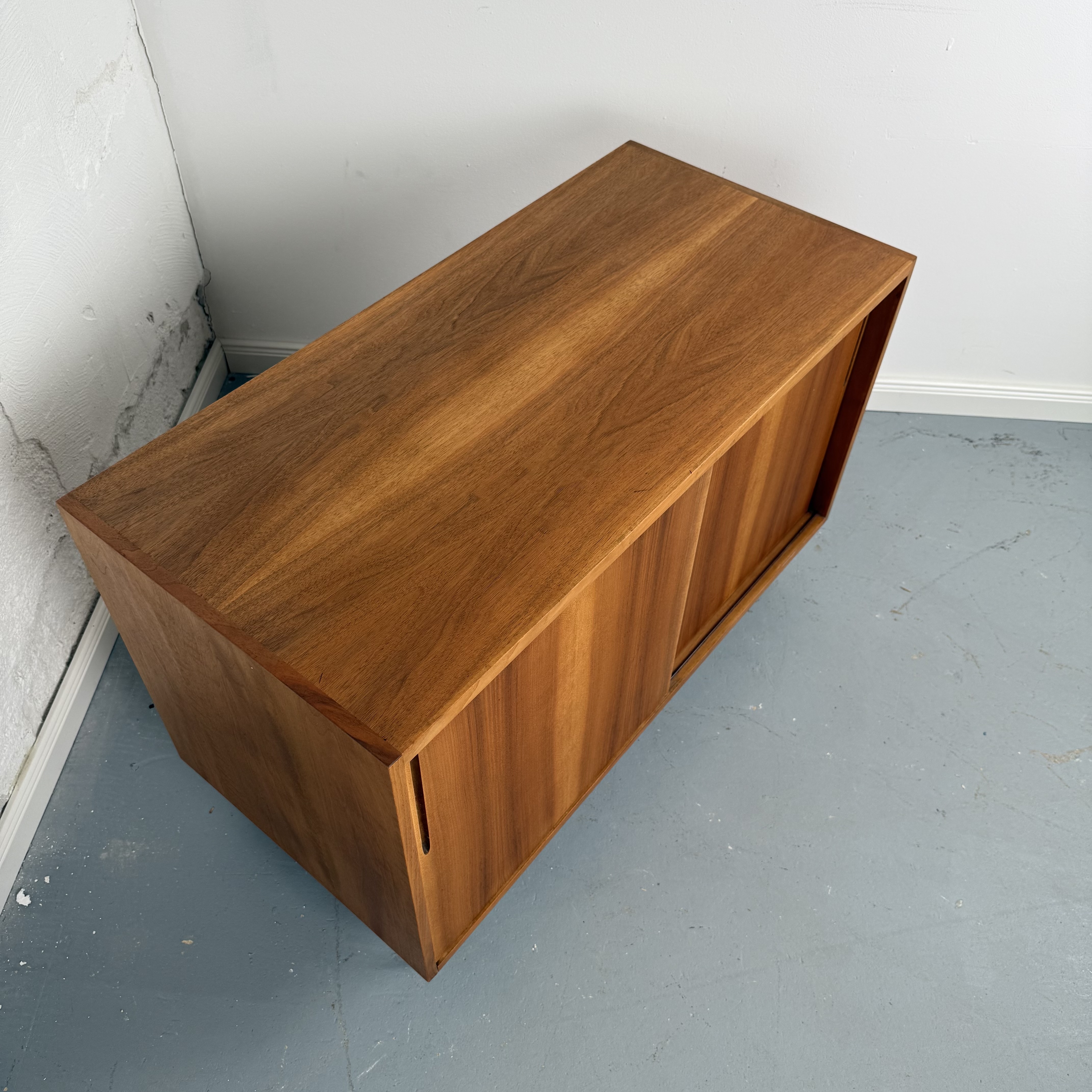Wunderschönes 60er Jahre Sideboard mit Schiebetüren Wunderschönes 60er Jahre Sideboard mit Schiebetüren