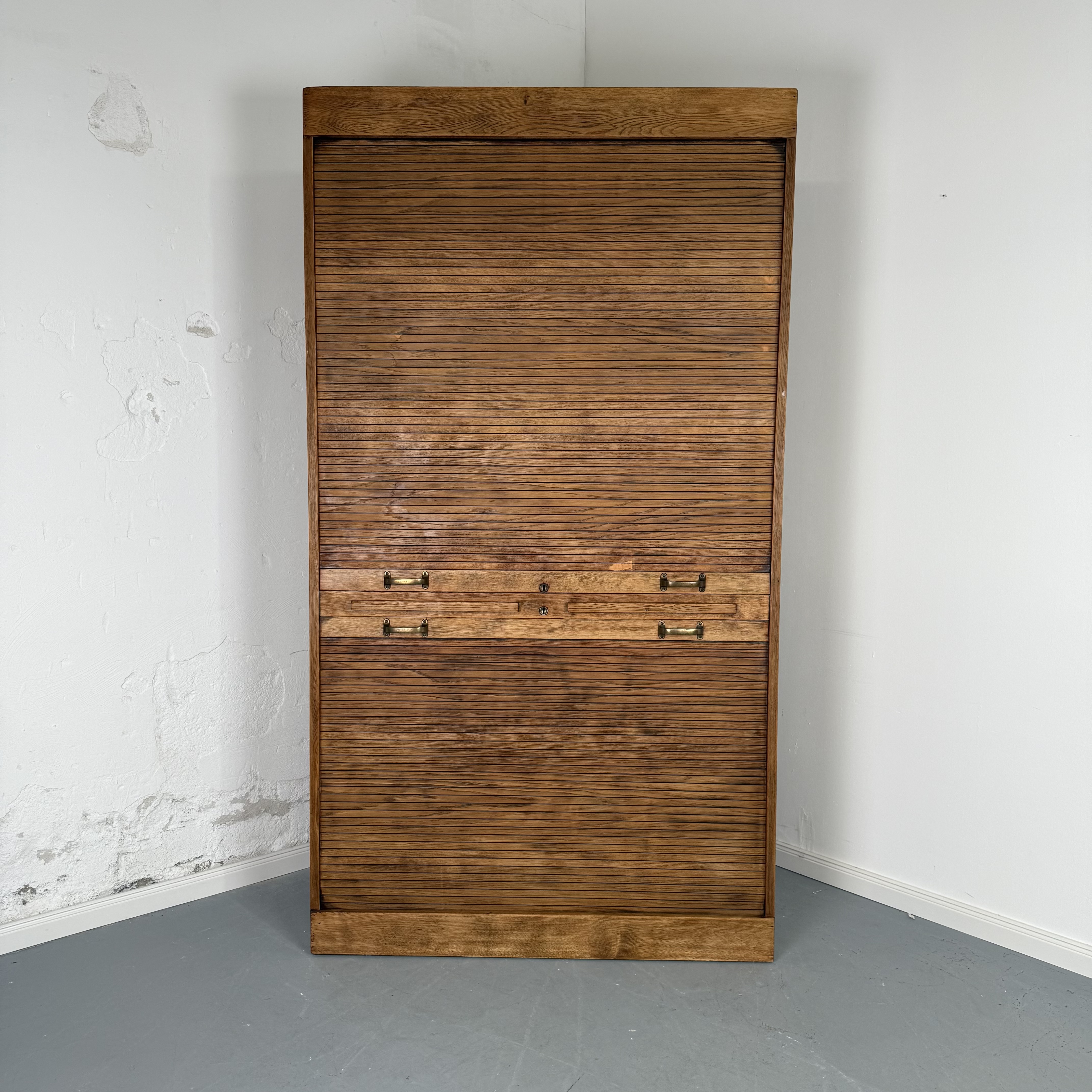 Großzügiger Rollladenschrank aus rustikaler Eiche Großzügiger Rollladenschrank aus rustikaler Eiche