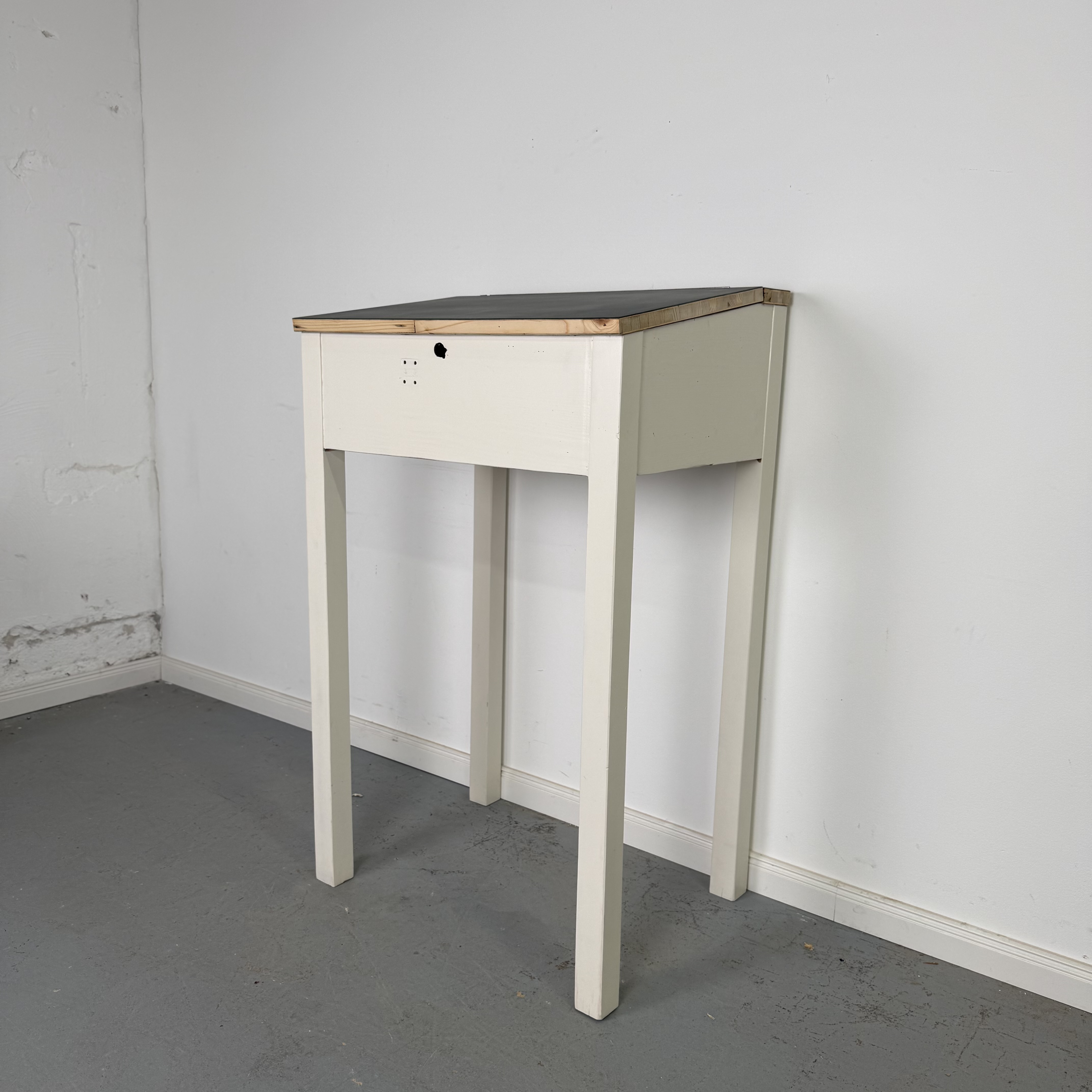 Charmantes Vintage Stehpult in Cremeweiß