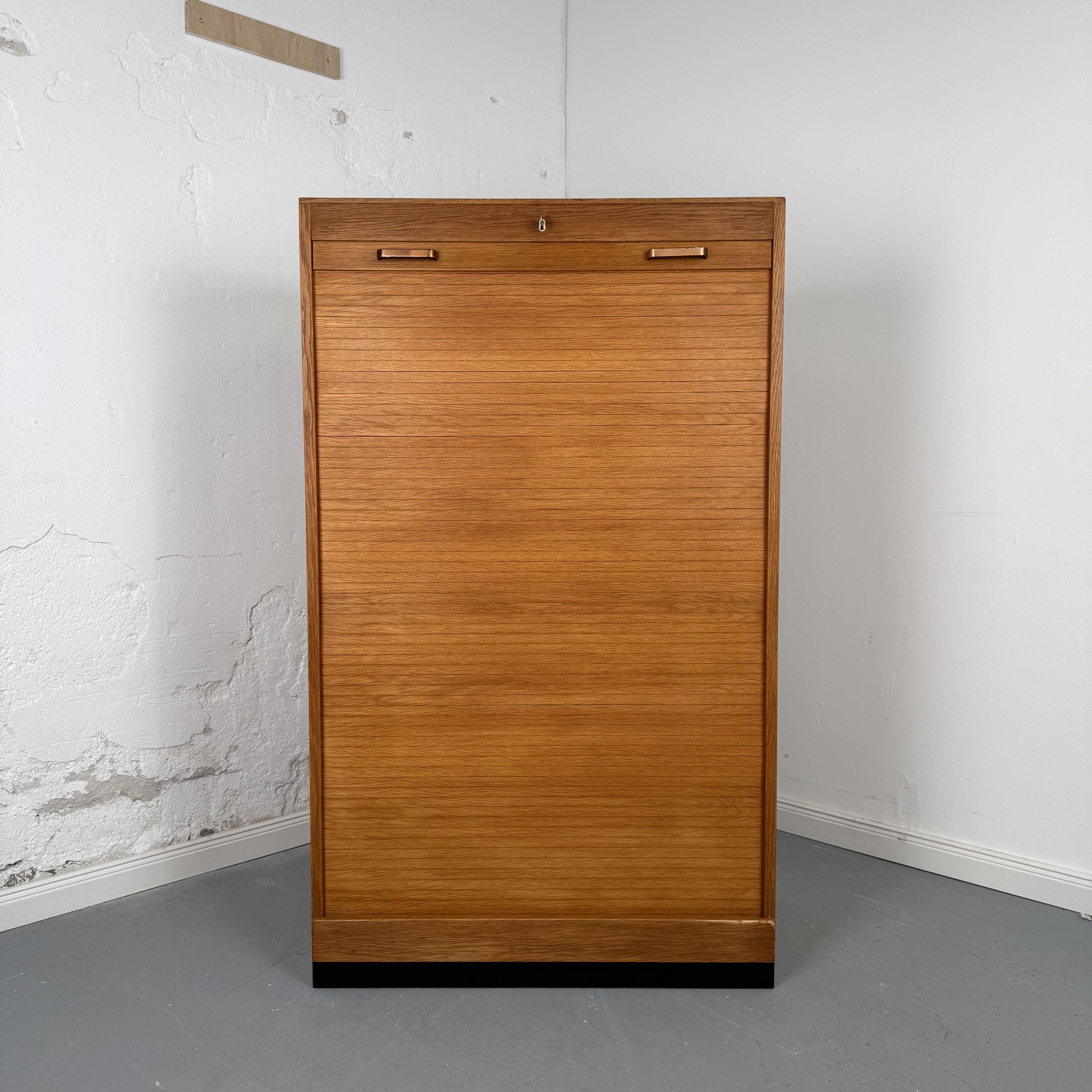 Kompakter Rollladenschrank aus den 60ern