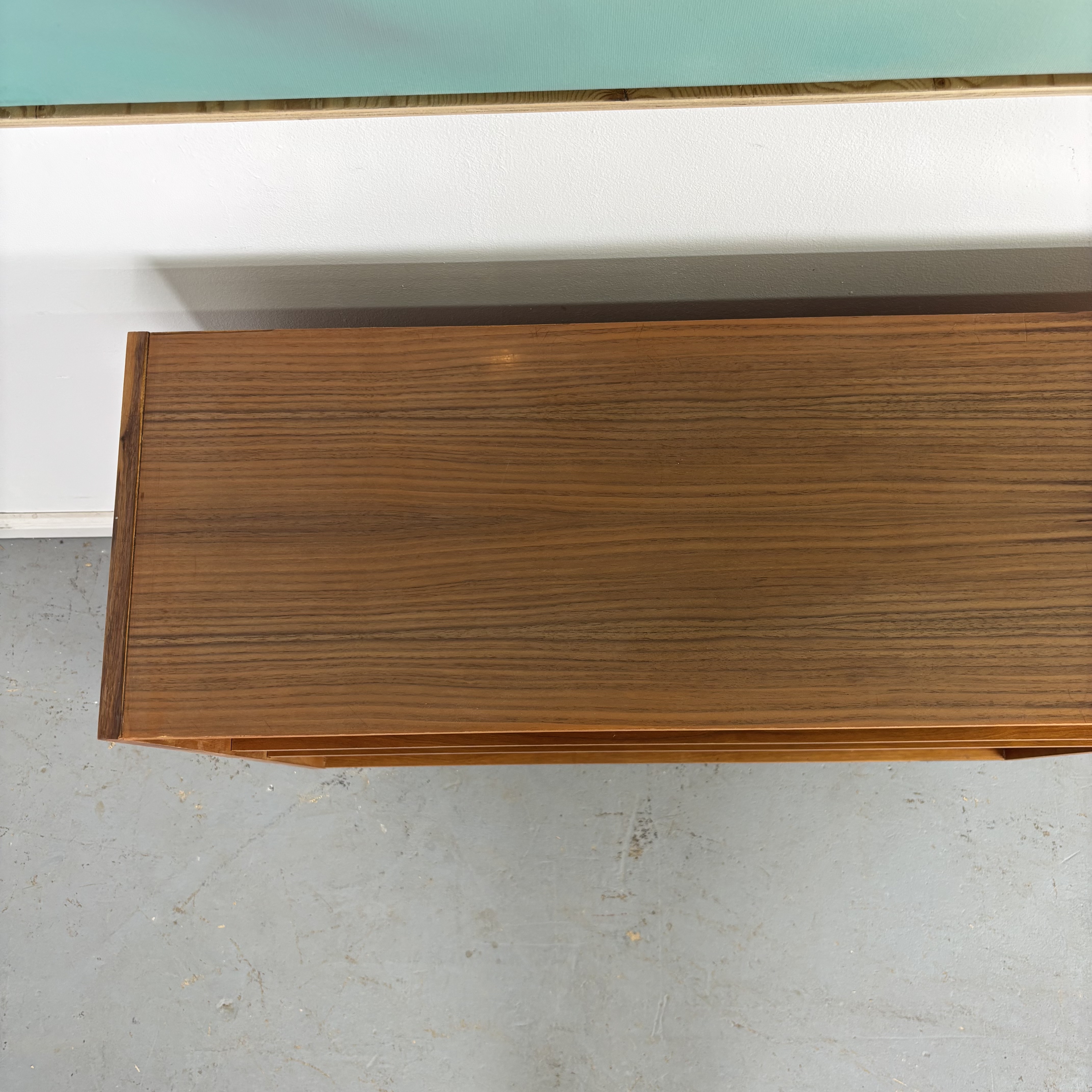 Mid-Century Regal mit filigranen Hairpin Legs