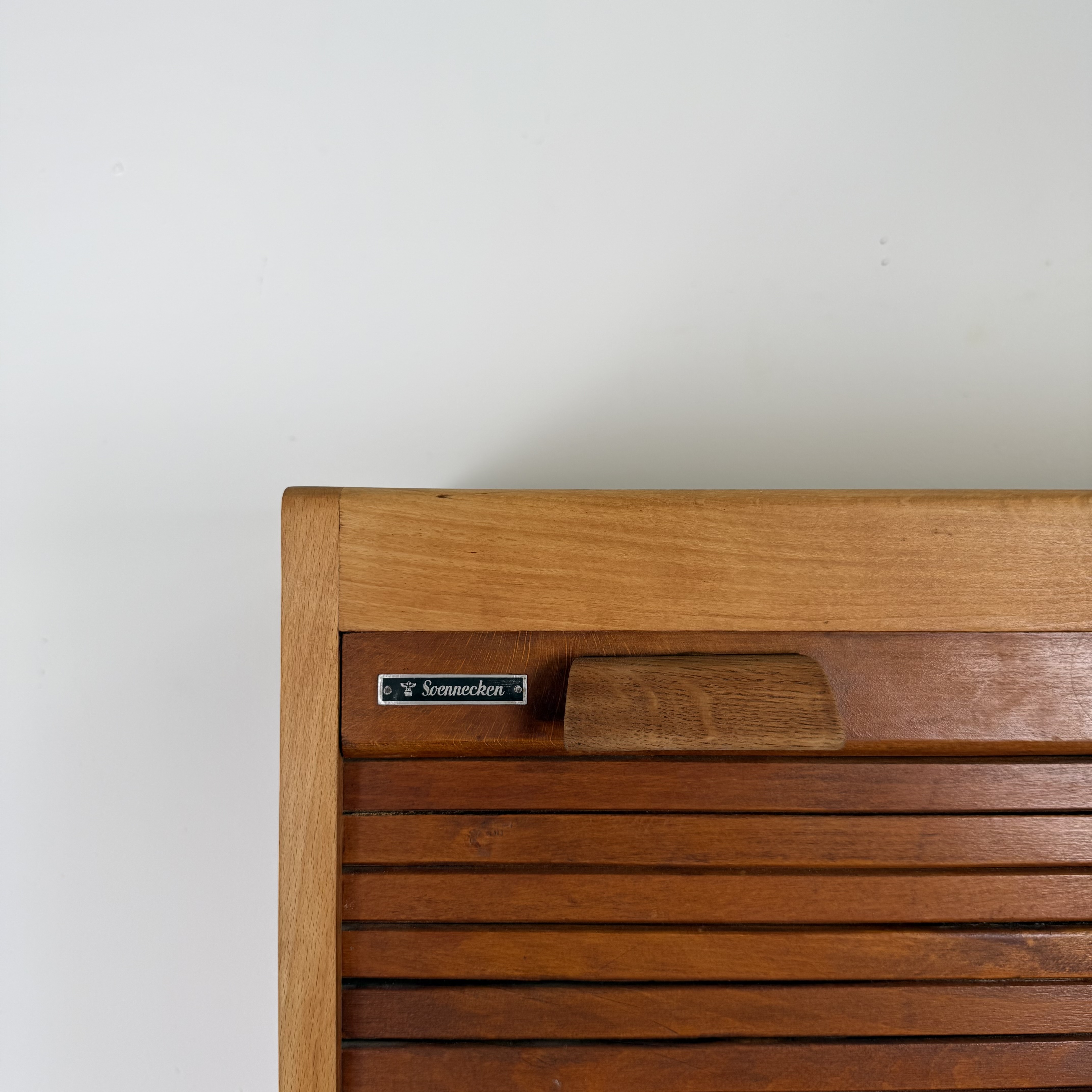 Kompakter Rollladenschrank im Art-Déco Stil Kompakter Rollladenschrank im Art-Déco Stil