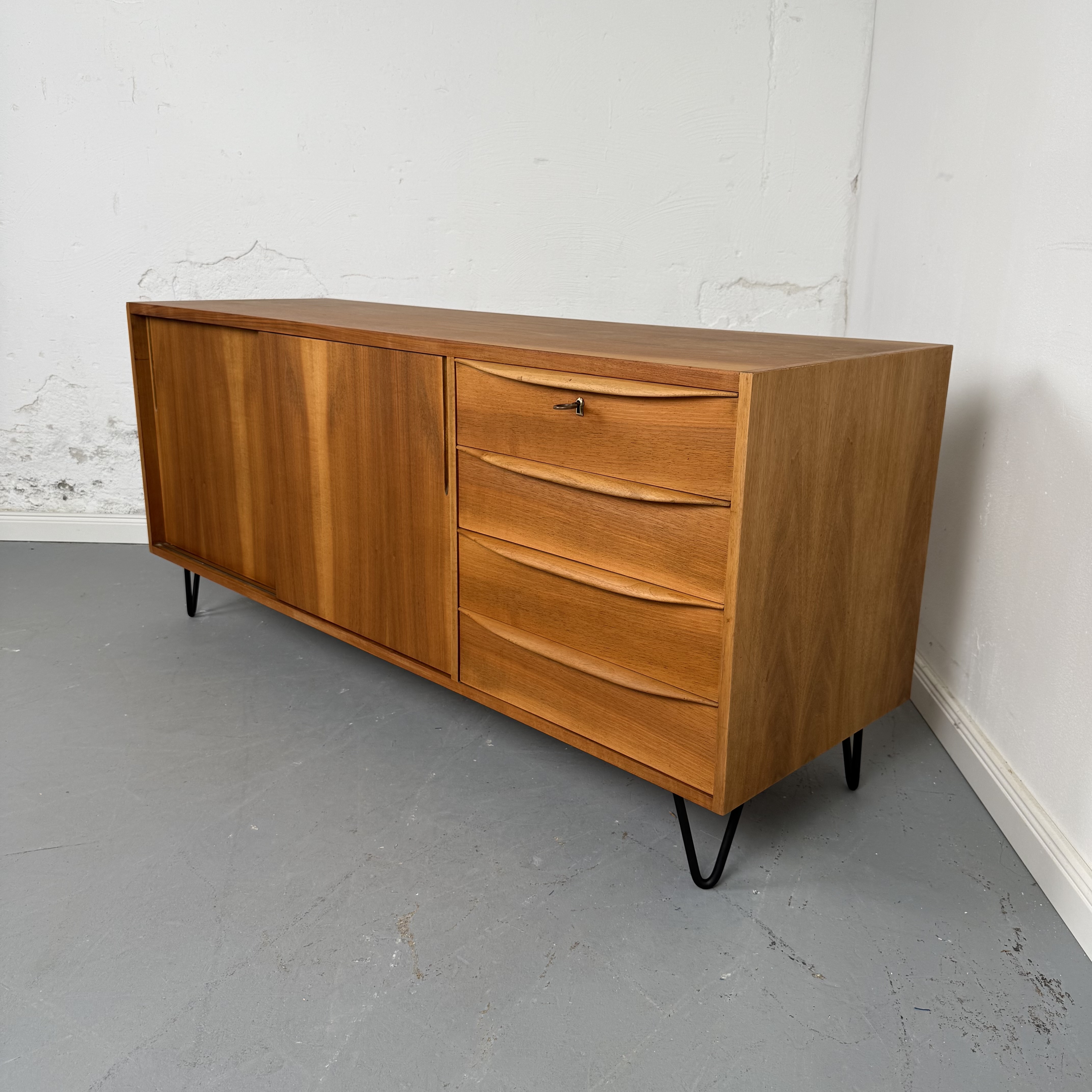 Elegantes Mid Century Sideboard mit geschwungenen Schubladen Elegantes Mid Century Sideboard mit geschwungenen Schubladen