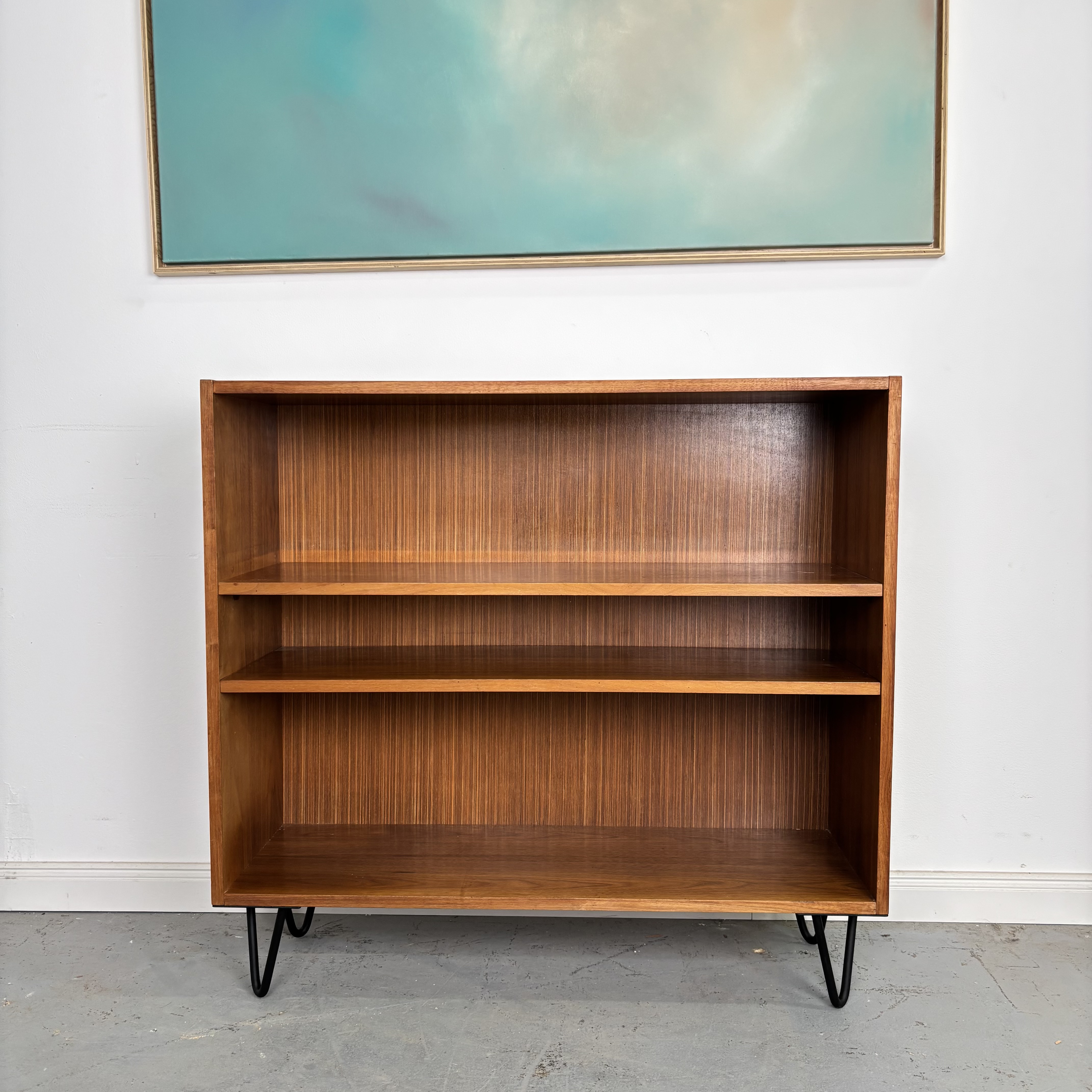 Mid-Century Regal mit filigranen Hairpin Legs