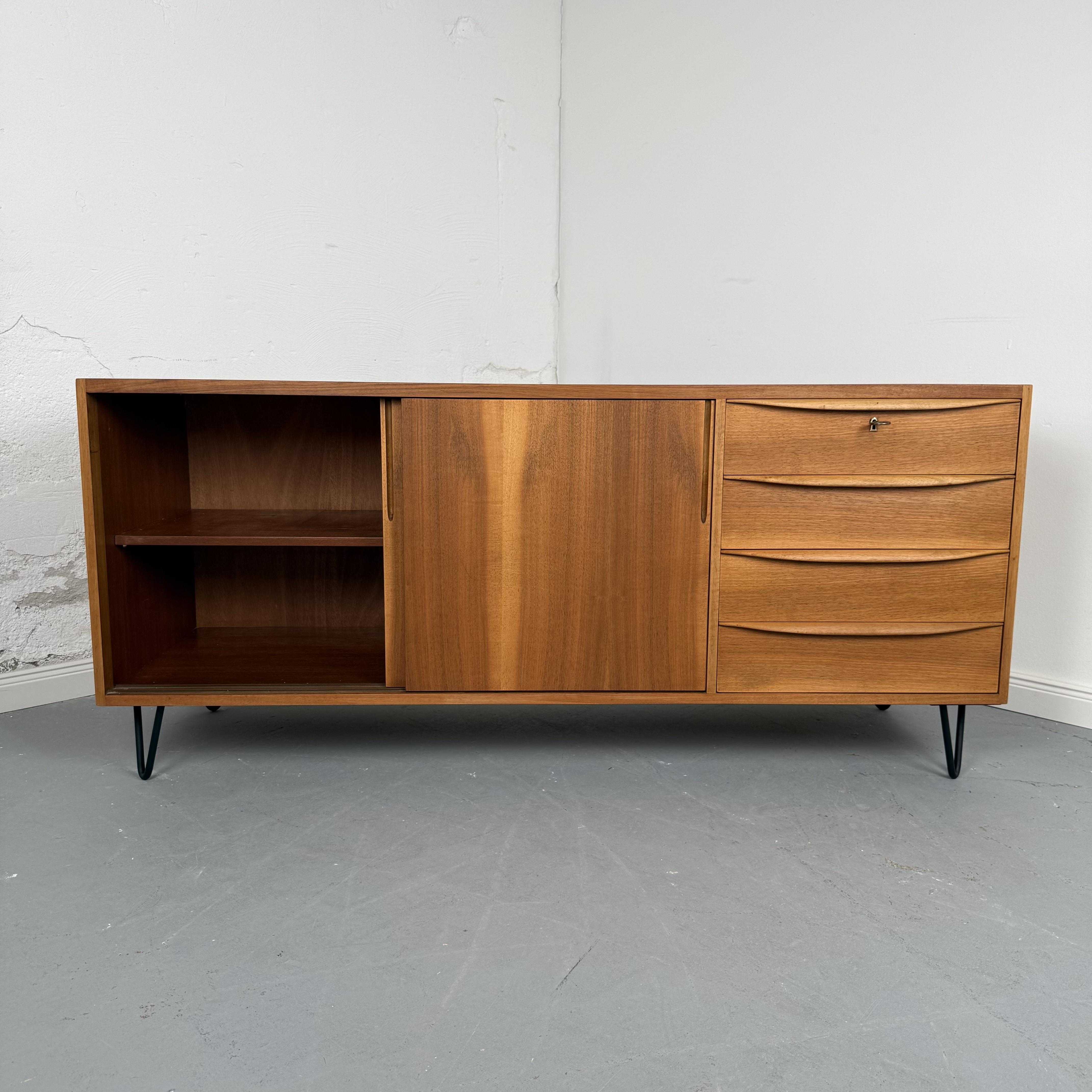 Elegantes Mid Century Sideboard mit geschwungenen Schubladen Elegantes Mid Century Sideboard mit geschwungenen Schubladen