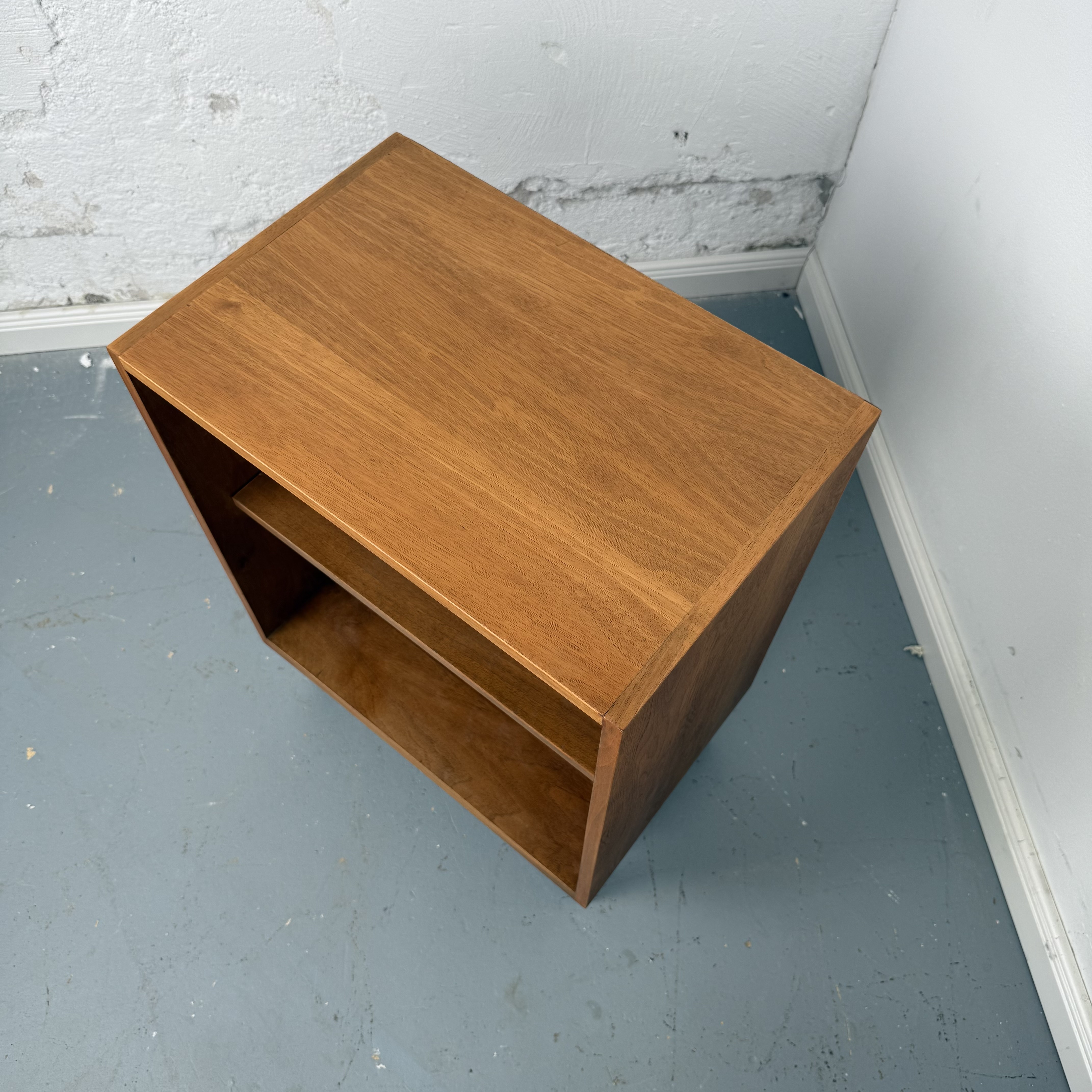 Kleines Mid-Century Regal mit schwarzem Fußgestell Kleines Mid-Century Regal mit schwarzem Fußgestell
