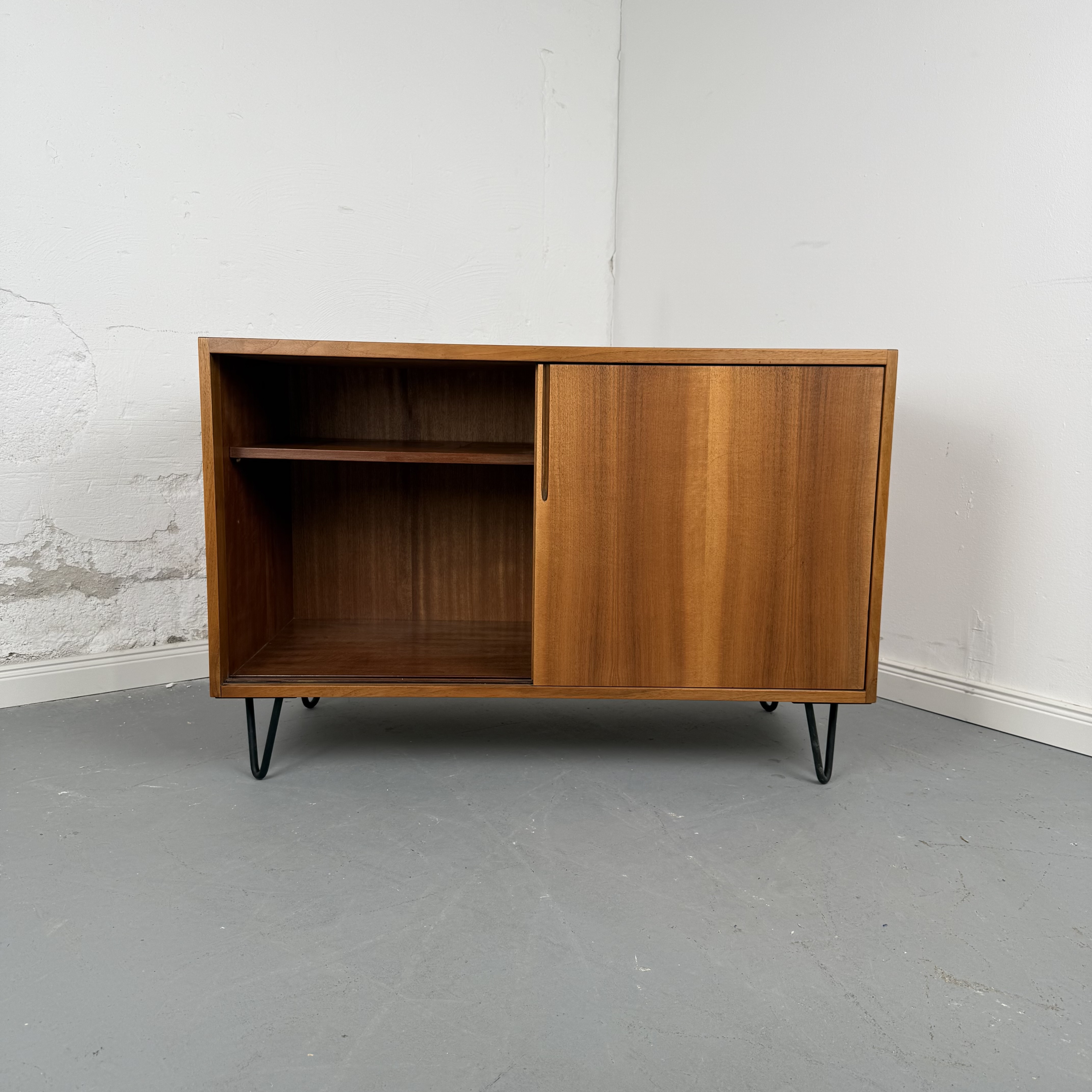 Wunderschönes 60er Jahre Sideboard mit Schiebetüren Wunderschönes 60er Jahre Sideboard mit Schiebetüren