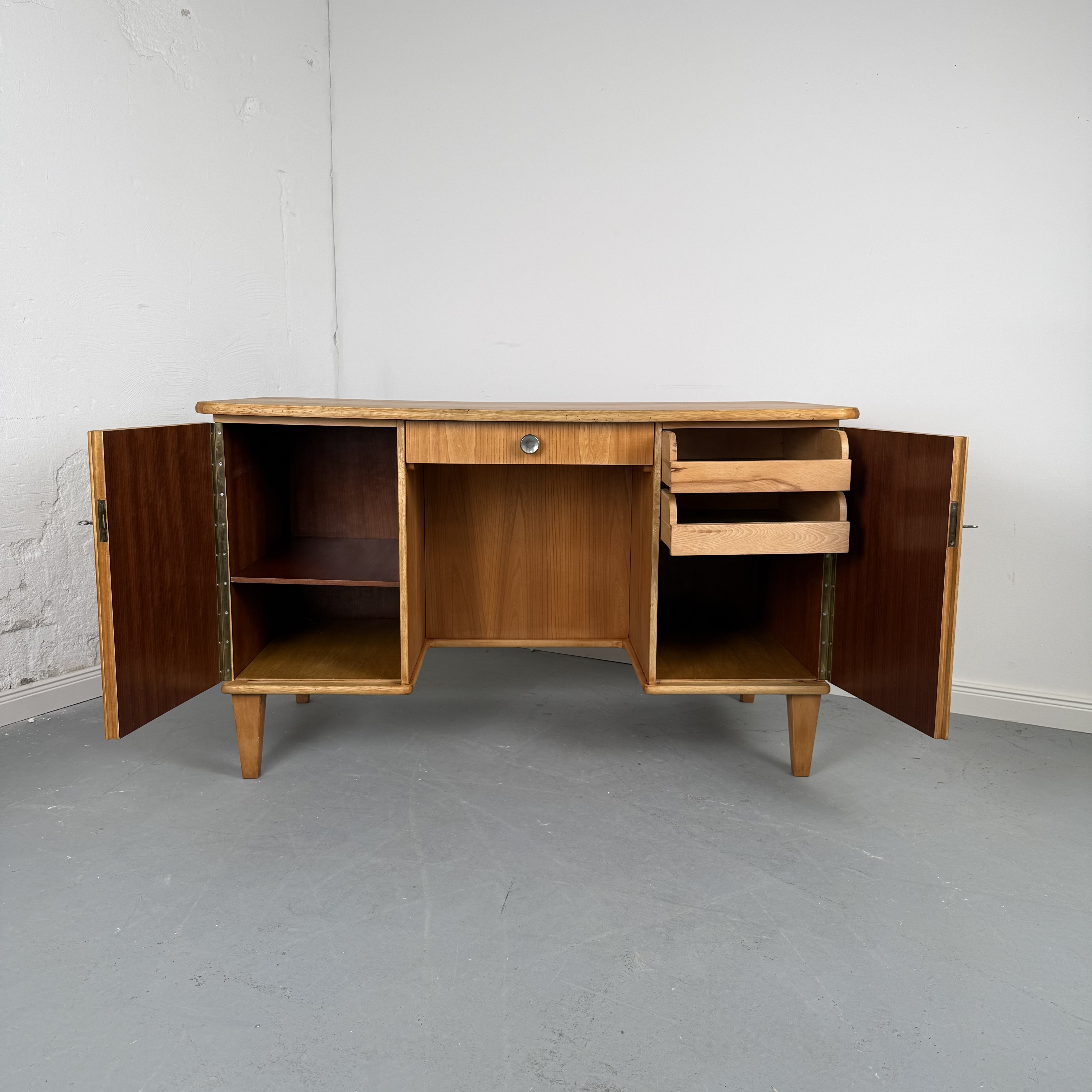 Schicker 60er Jahre Schreibtisch aus hellem Holz mit praktischem Stauraum Schicker 60er Jahre Schreibtisch aus hellem Holz mit praktischem Stauraum