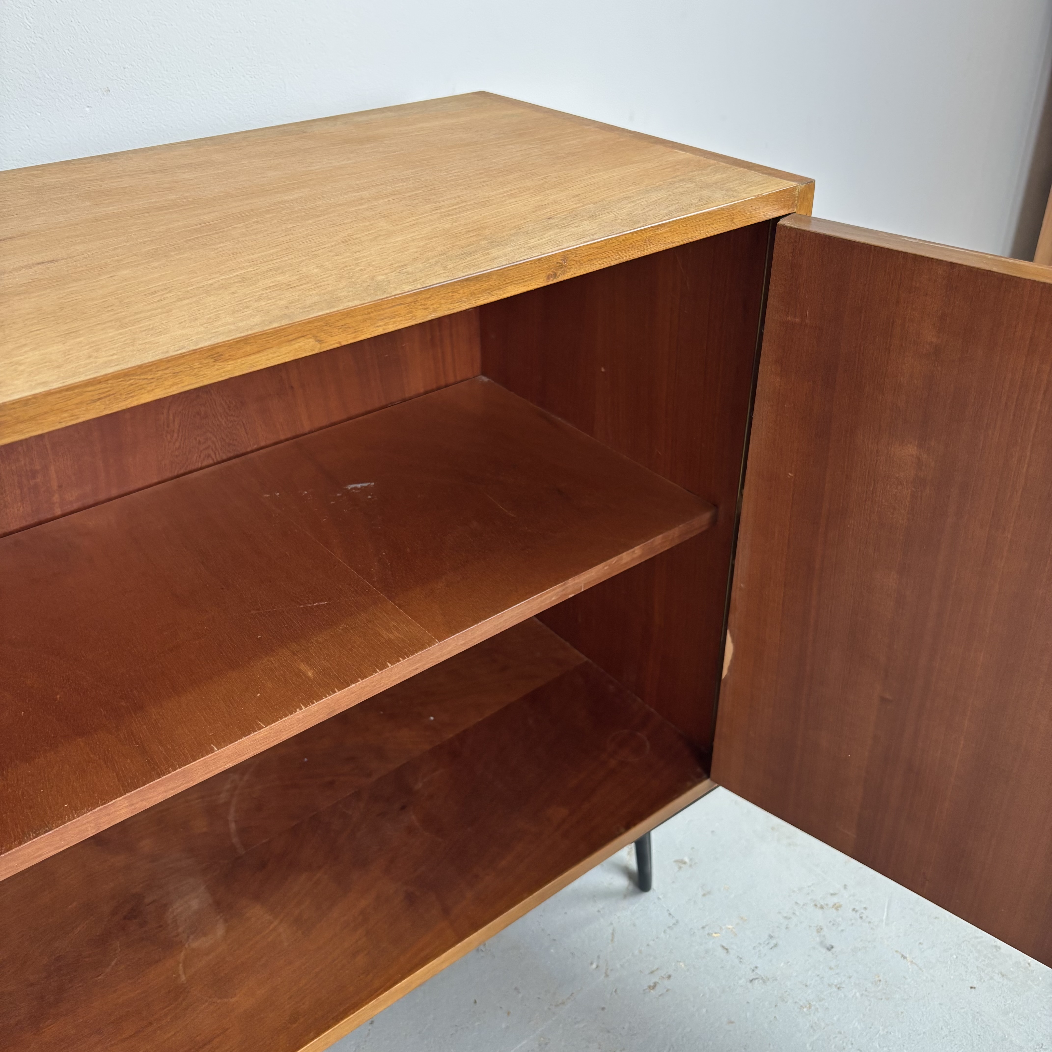 Mid-Century Kommode mit Hairpin-Beinen