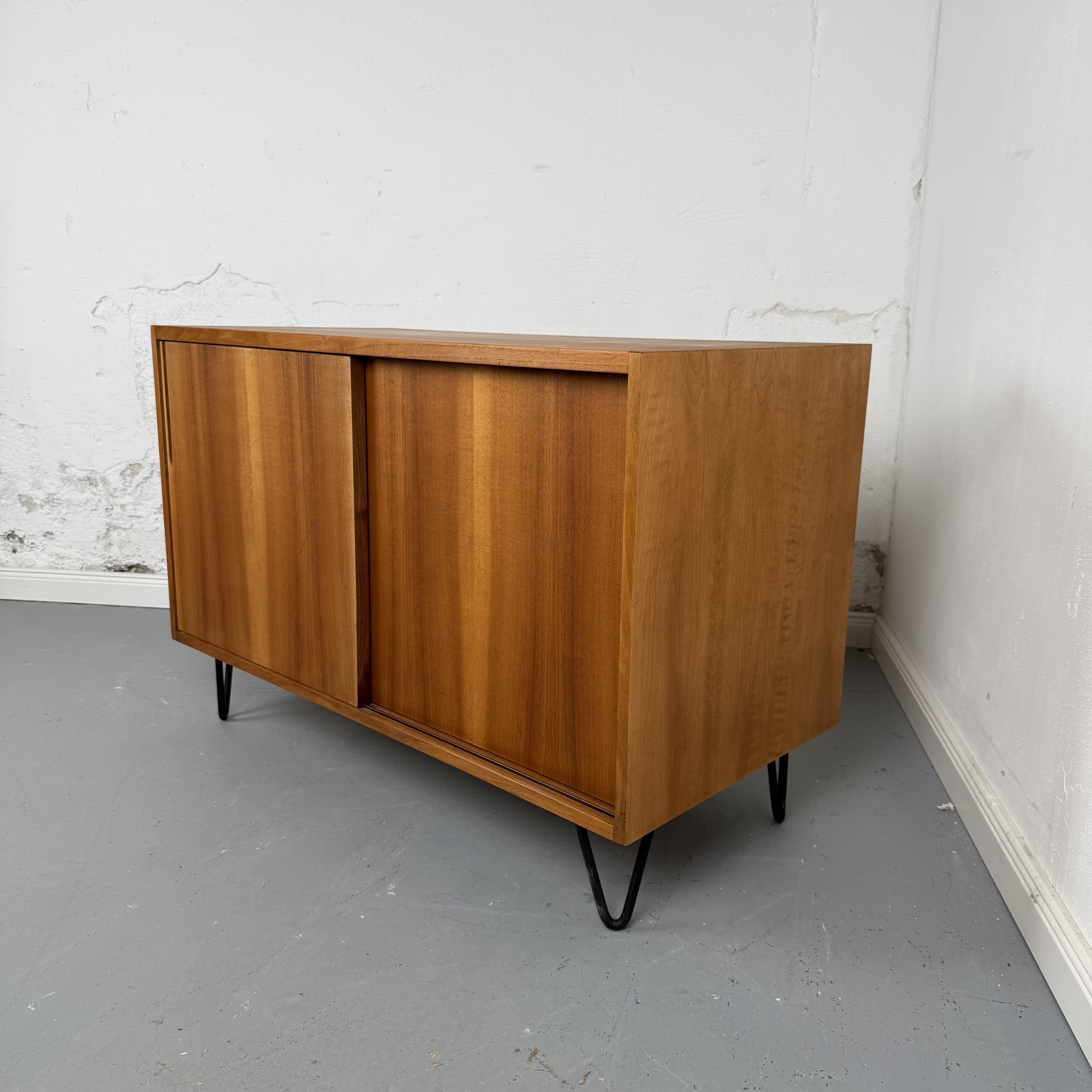 Wunderschönes 60er Jahre Sideboard mit Schiebetüren Wunderschönes 60er Jahre Sideboard mit Schiebetüren