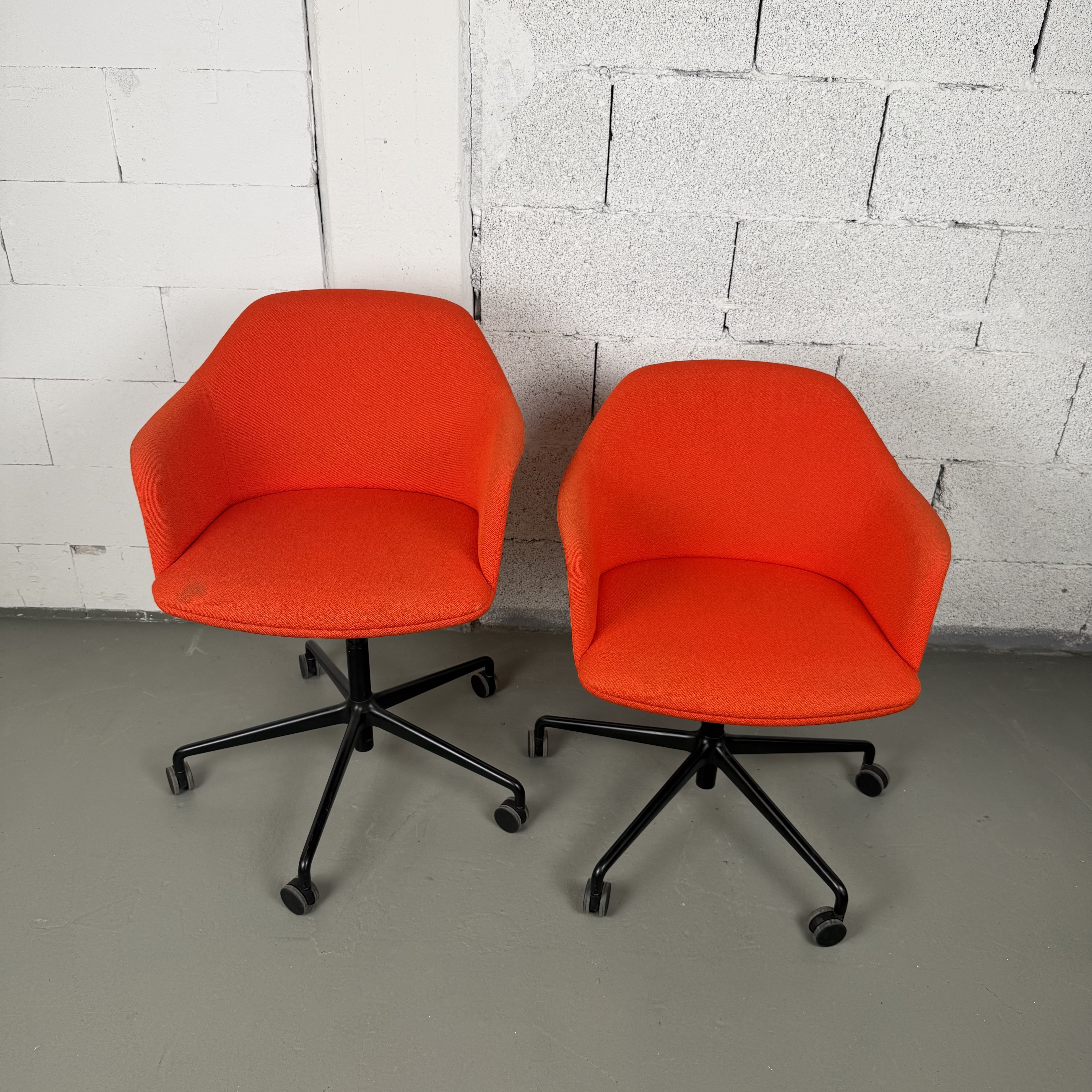 Rely HW56 Bürostuhl von &Tradition mit Bezug in Orange-Rot