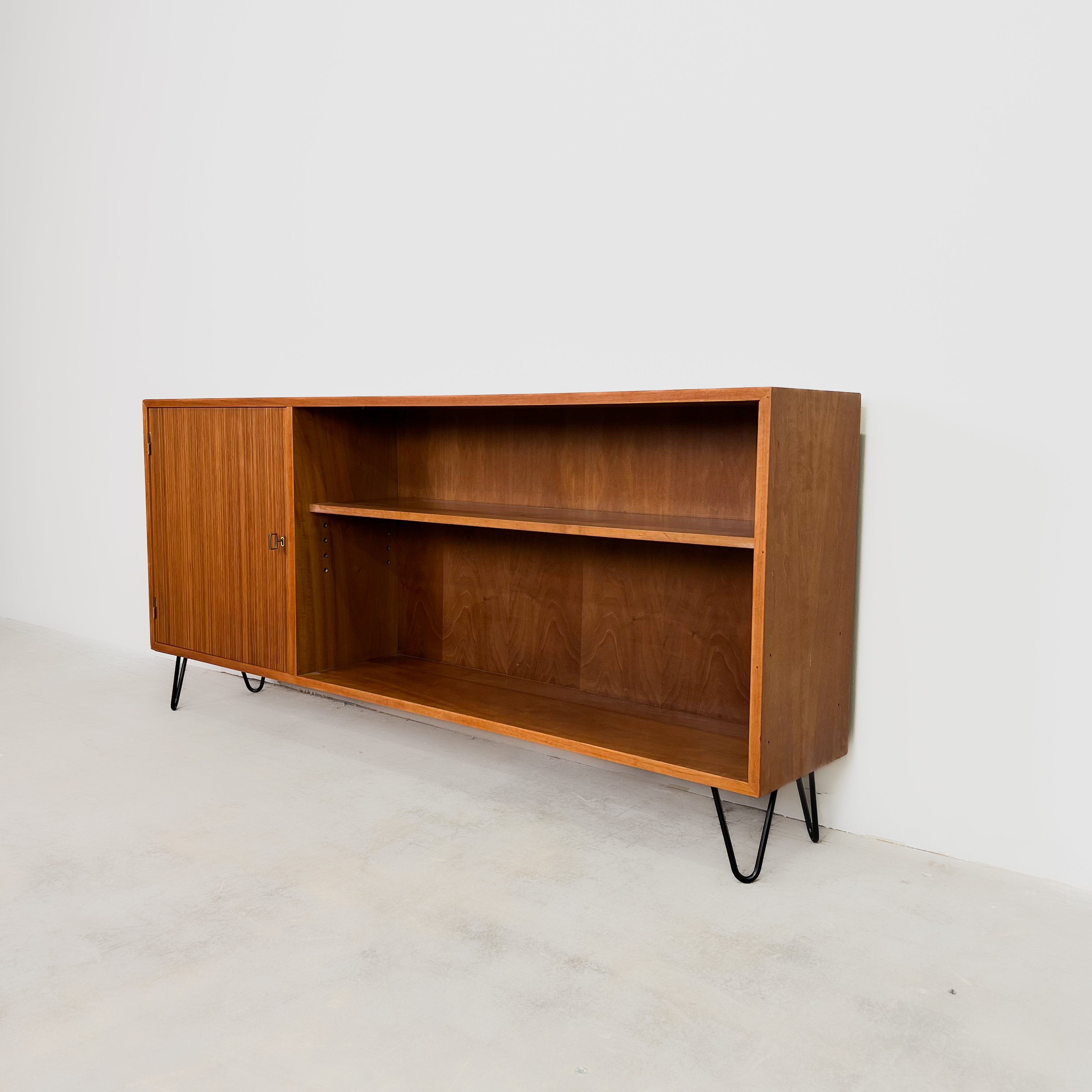 60er Jahre Sideboard mit offener rechter Seite