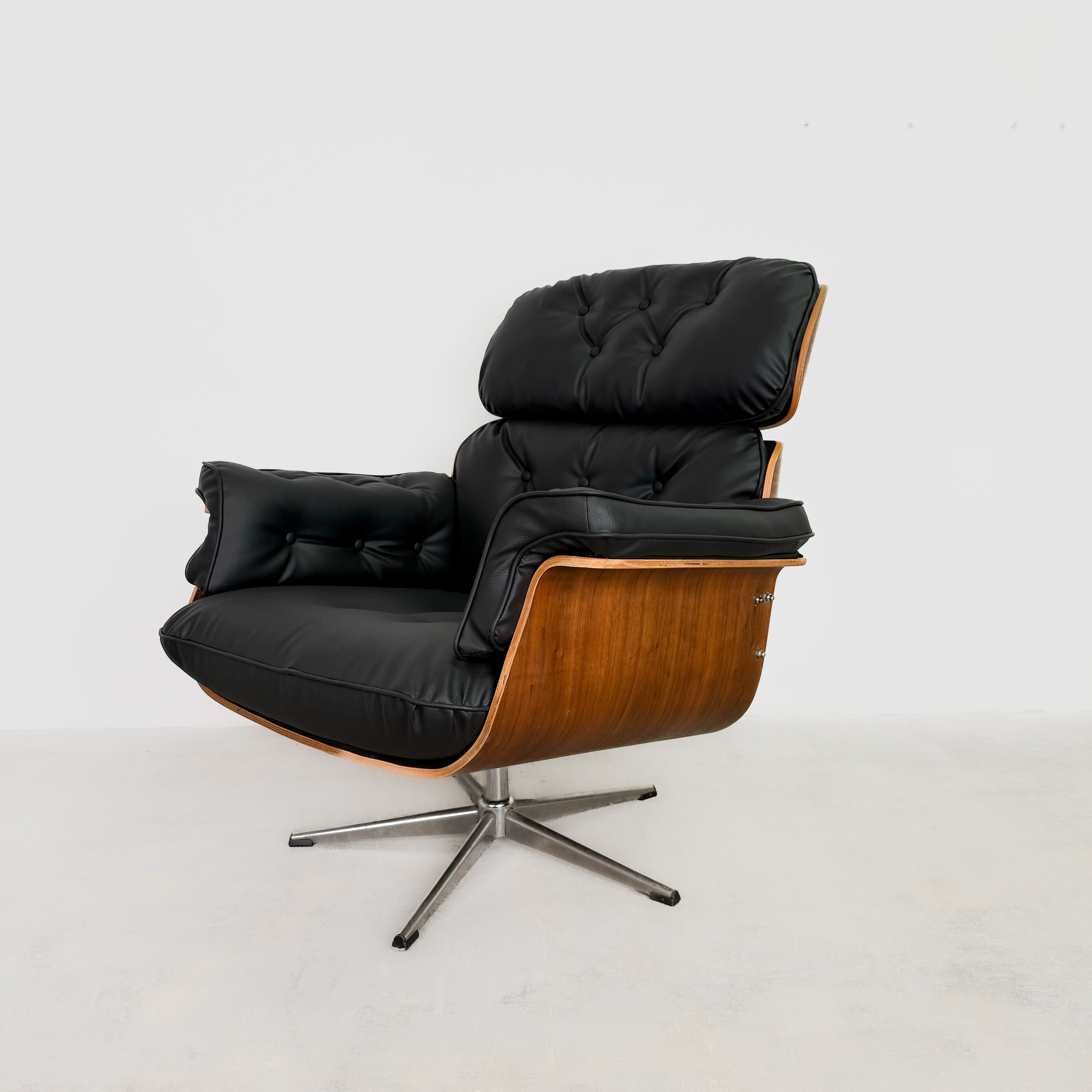 Eleganter Lounge Chair aus Leder mit Ottomane von Martin Stoll, neu aufgepolstert