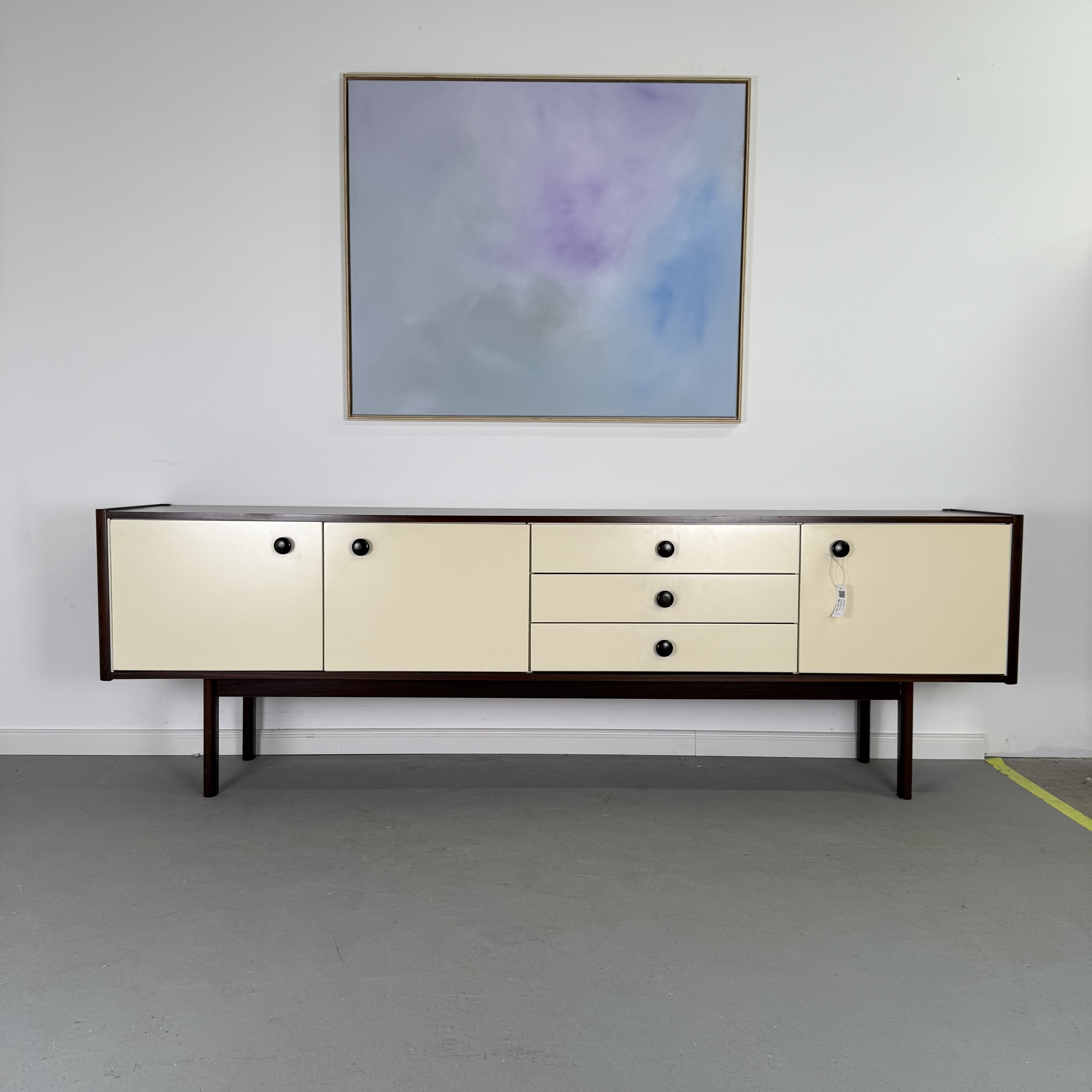Wunderschönes Sideboard mit weißer Front im Mid-Century Stil