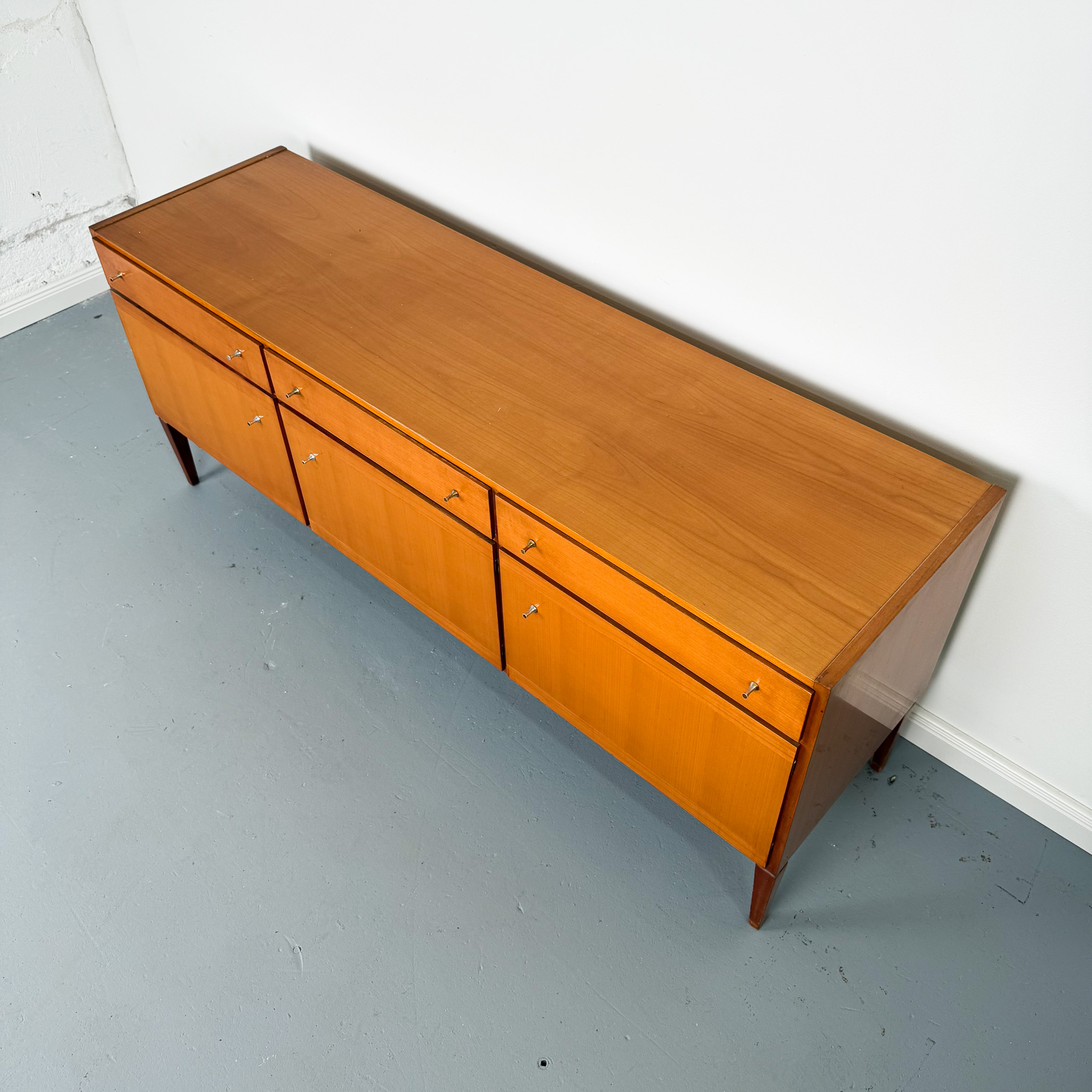 Zeitloses Sideboard aus hellem Kirschholz