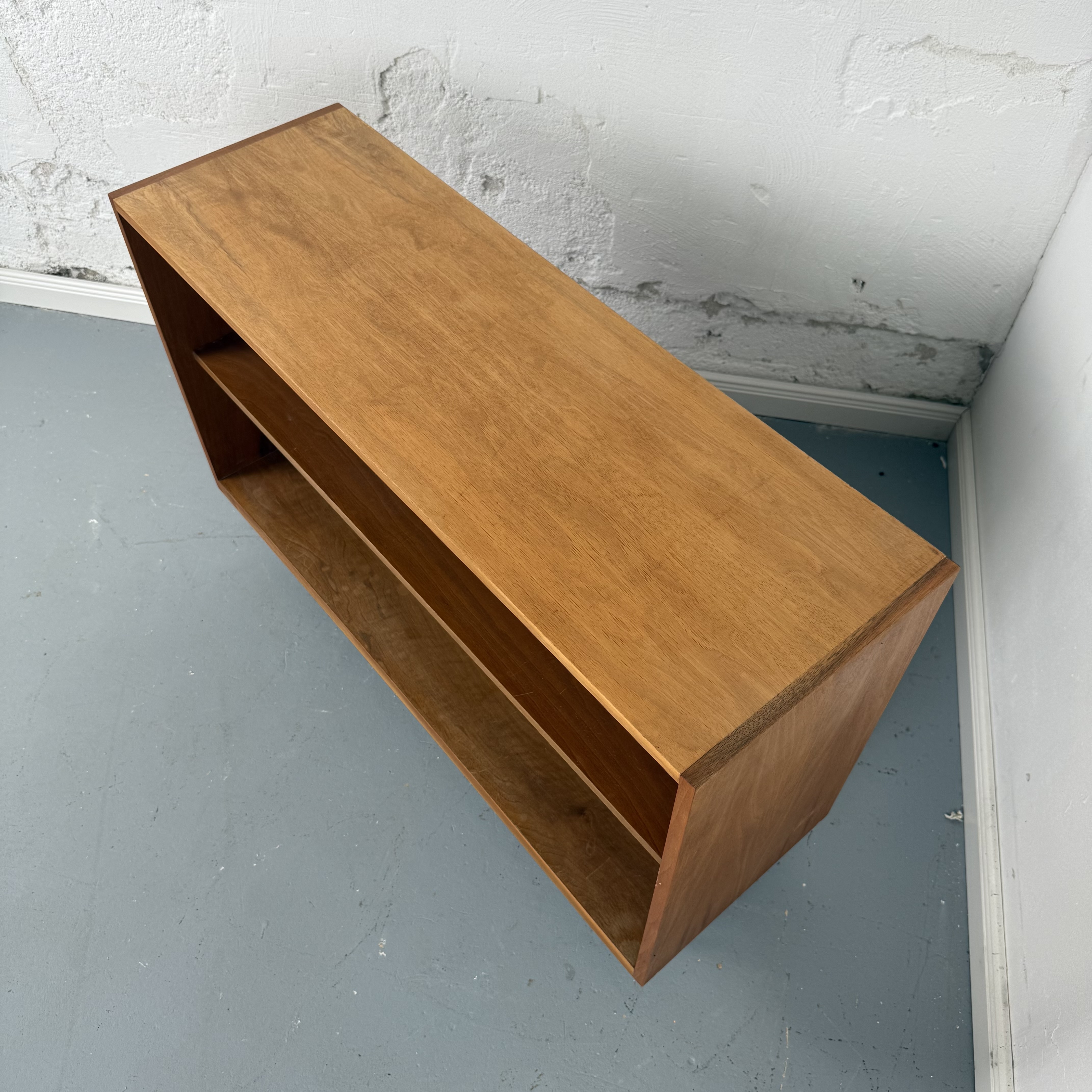 Schlichtes Mid-Century Regal mit Hairpin Legs Schlichtes Mid-Century Regal mit Hairpin Legs
