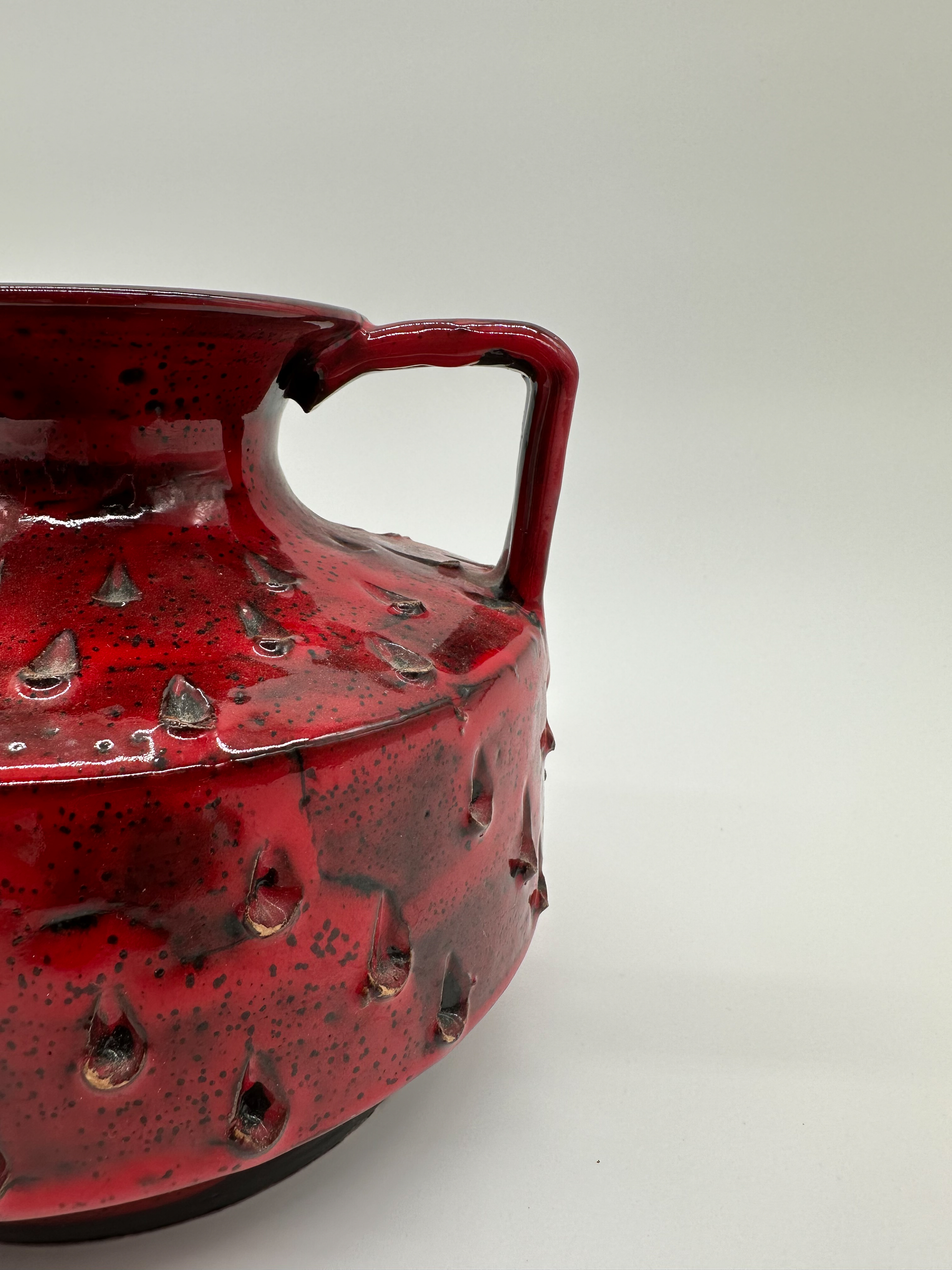 Vintage Rote Doppelhenkel Vase mit Erdbeer Dekor
