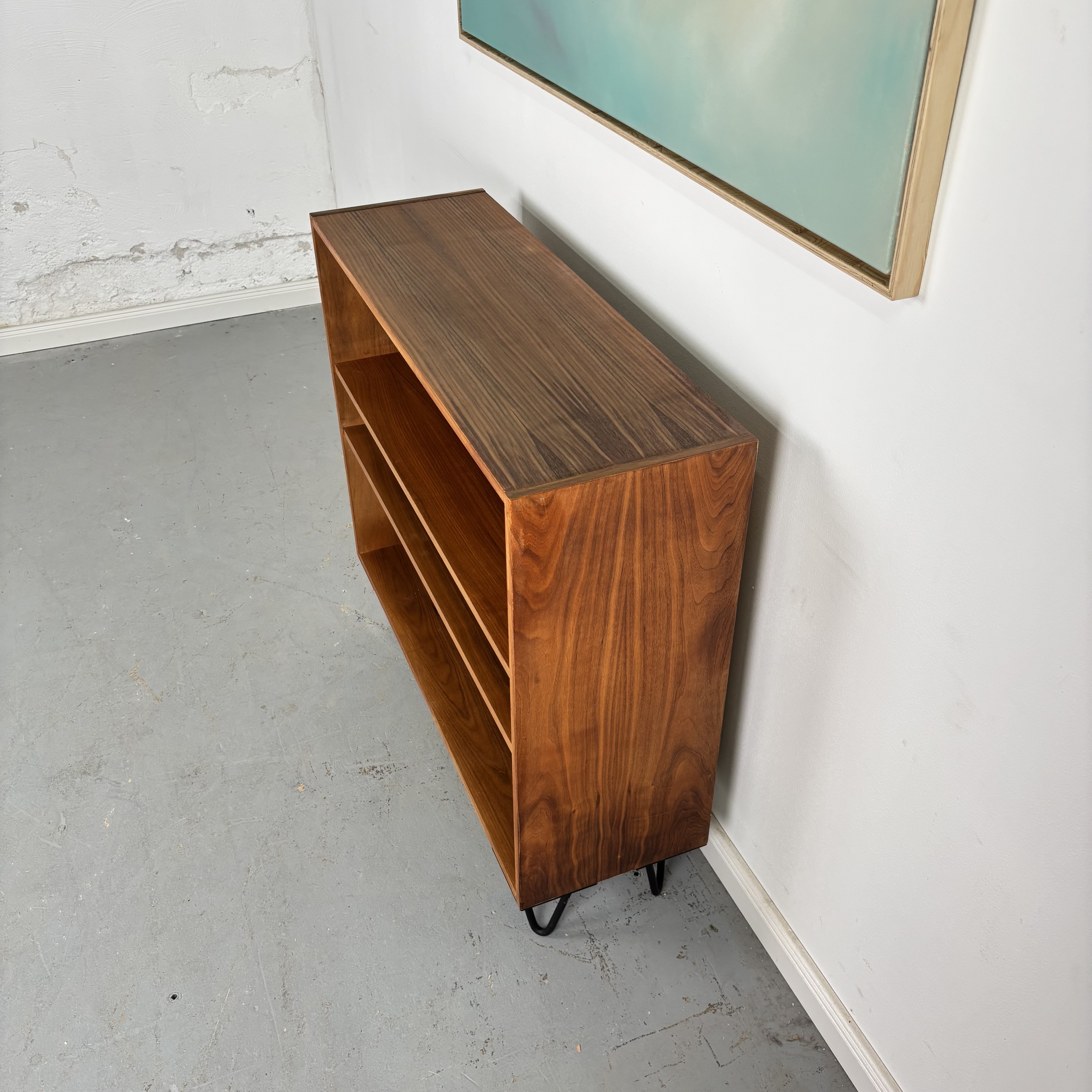 Mid-Century Regal mit filigranen Hairpin Legs