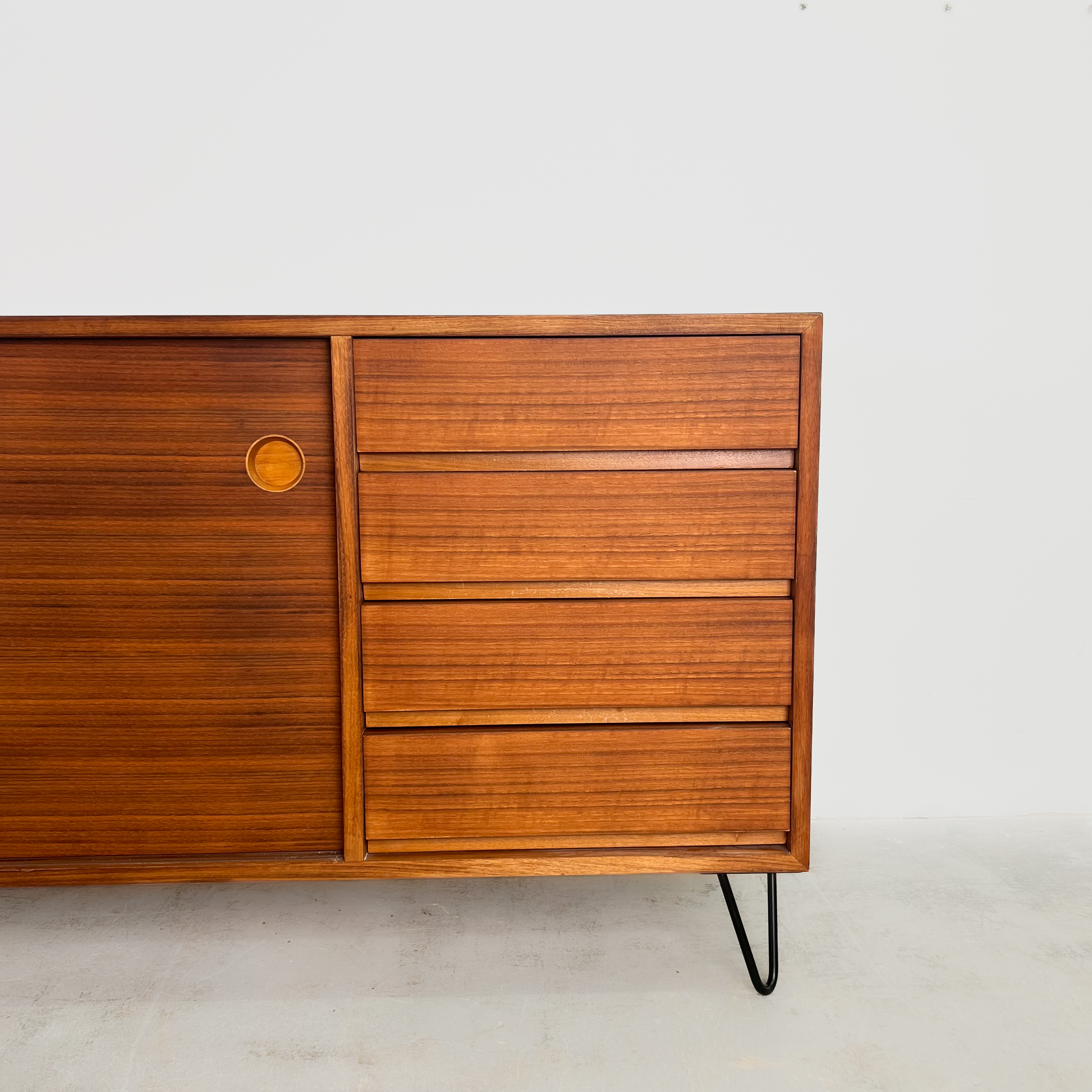 Elegantes Sideboard aus Nussbaumholz