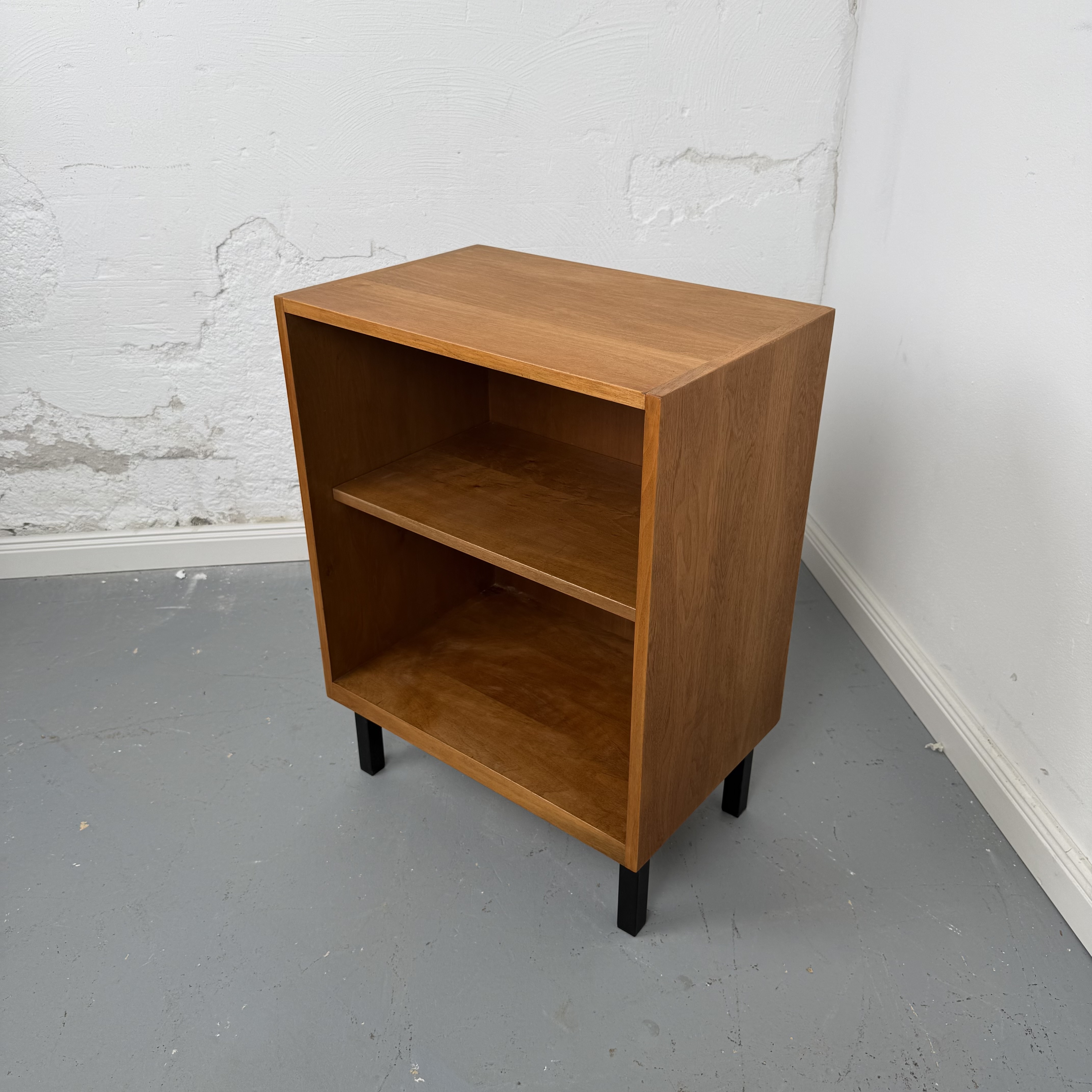 Kleines Mid-Century Regal mit schwarzem Fußgestell Kleines Mid-Century Regal mit schwarzem Fußgestell