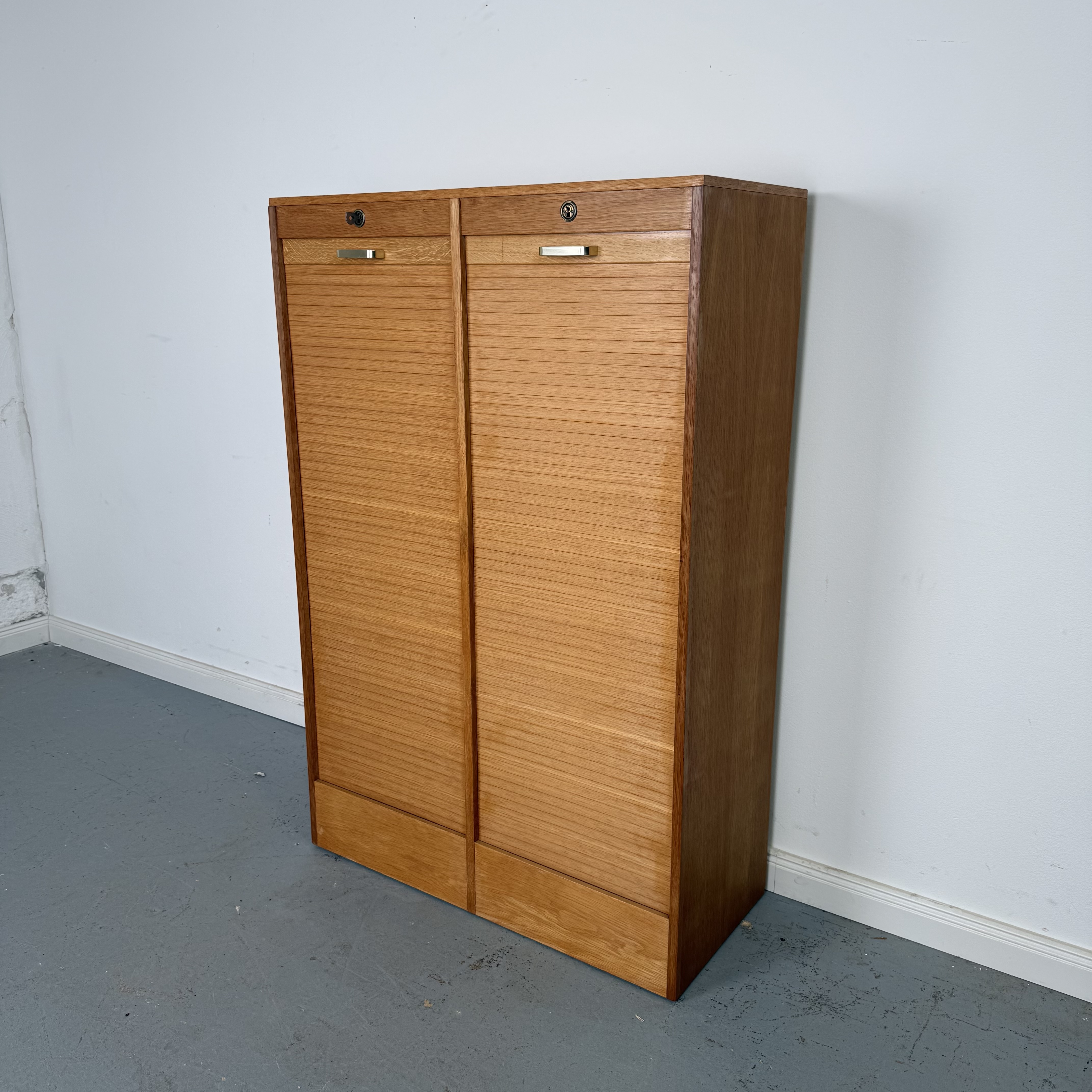 Kompakter Rollladenschrank mit zwei Rollläden aus Holz