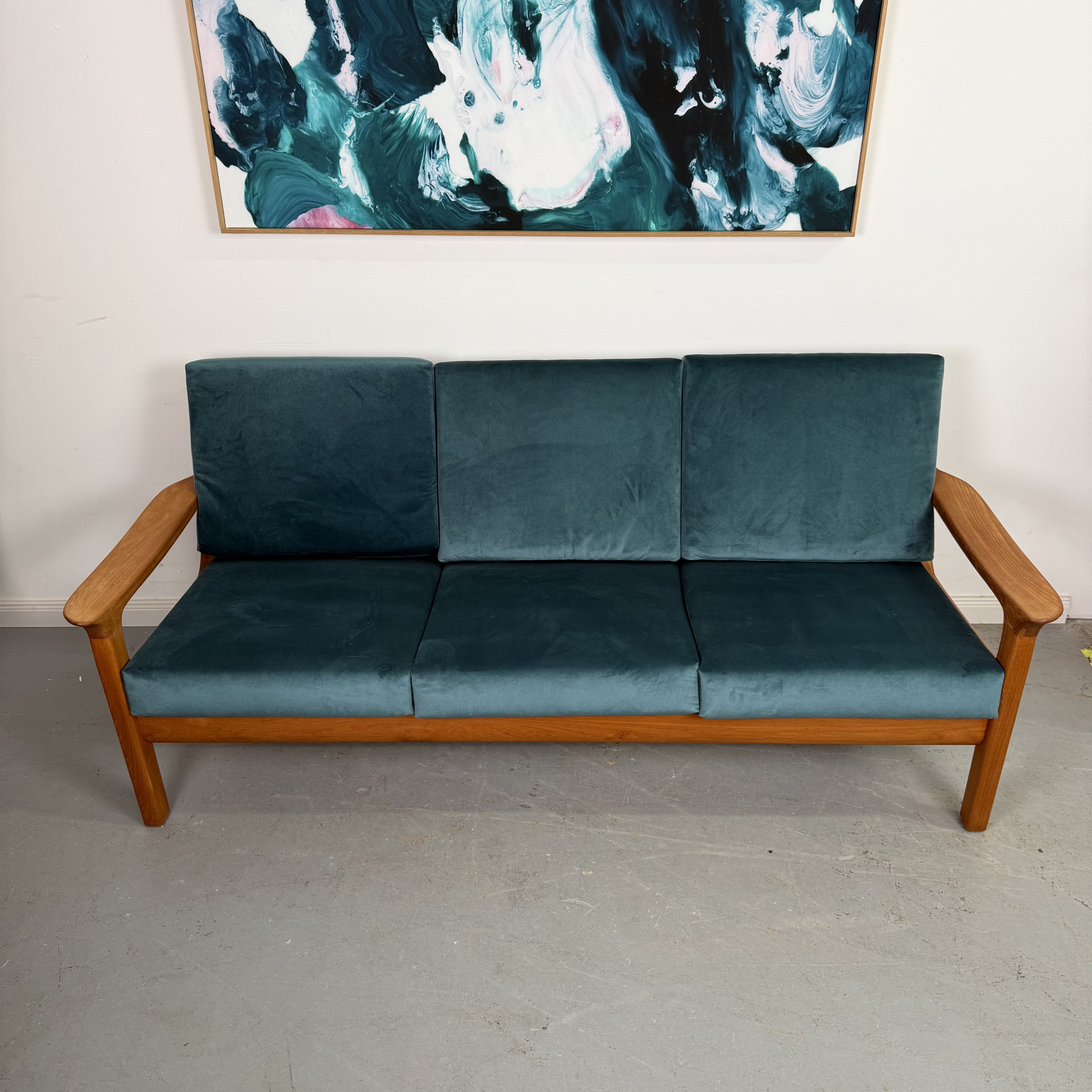 Mid-Century Dreisitzer Sofa aus Teakholz, neu bezogen