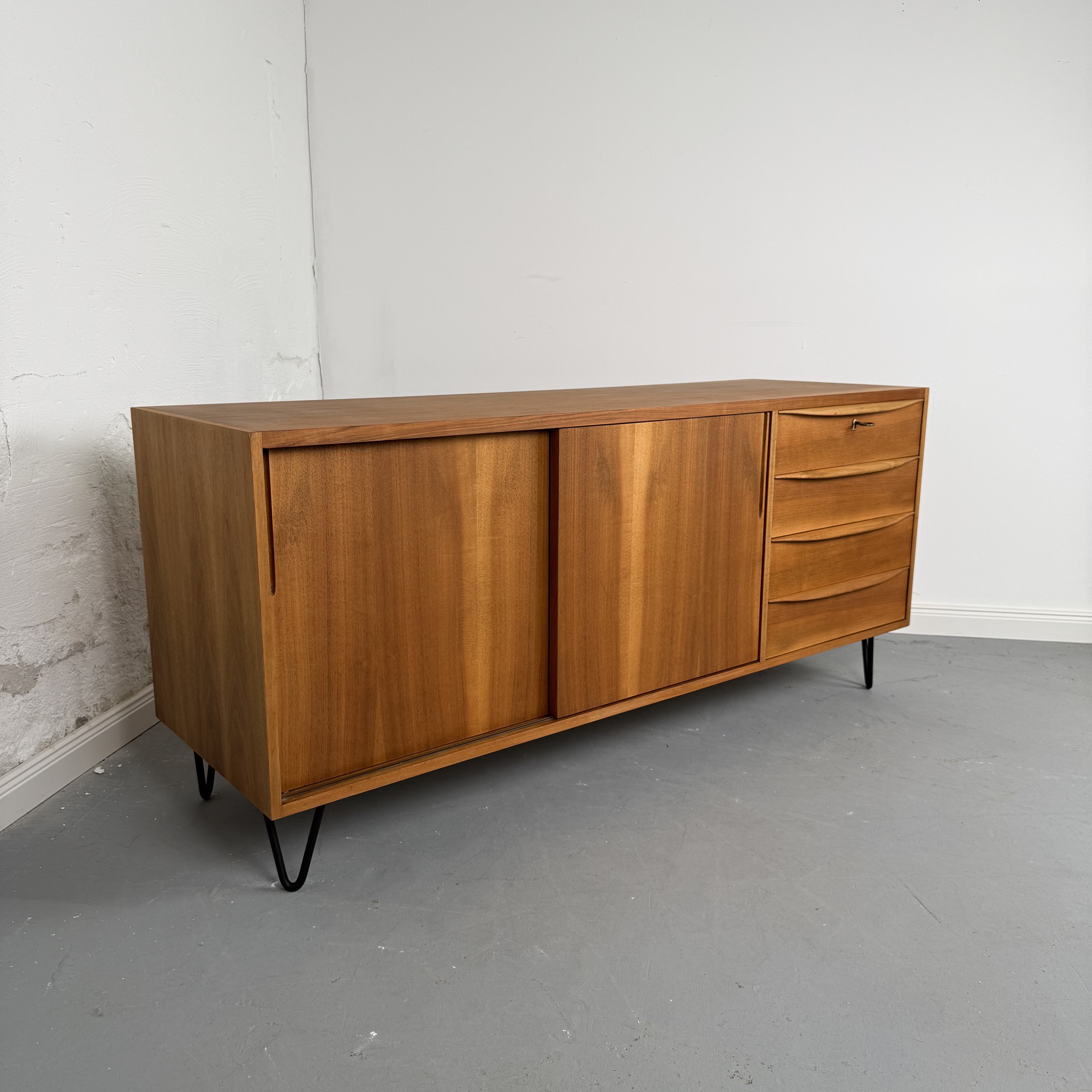 Elegantes Mid Century Sideboard mit geschwungenen Schubladen Elegantes Mid Century Sideboard mit geschwungenen Schubladen