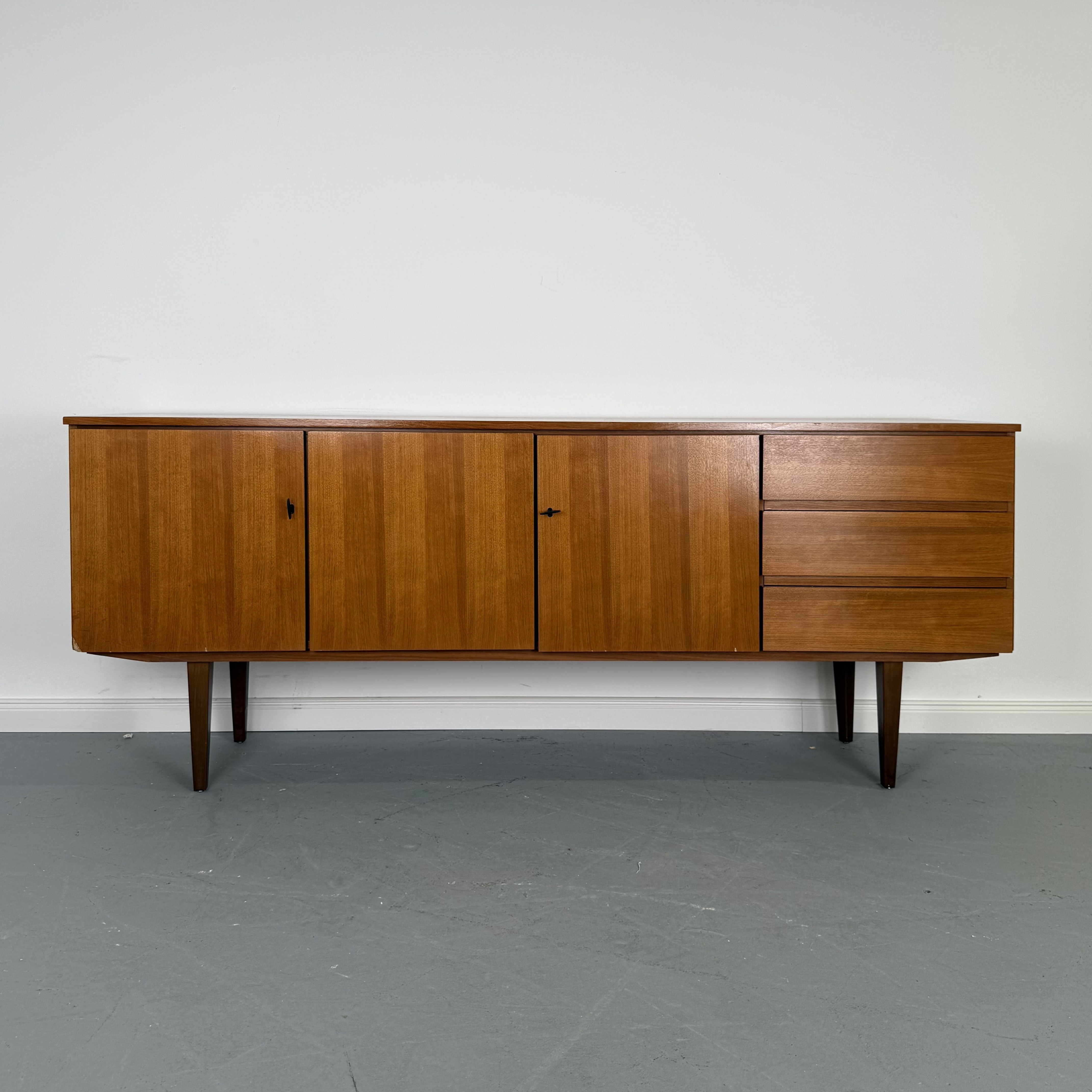 Elegantes 60er Jahre Teak Sideboard