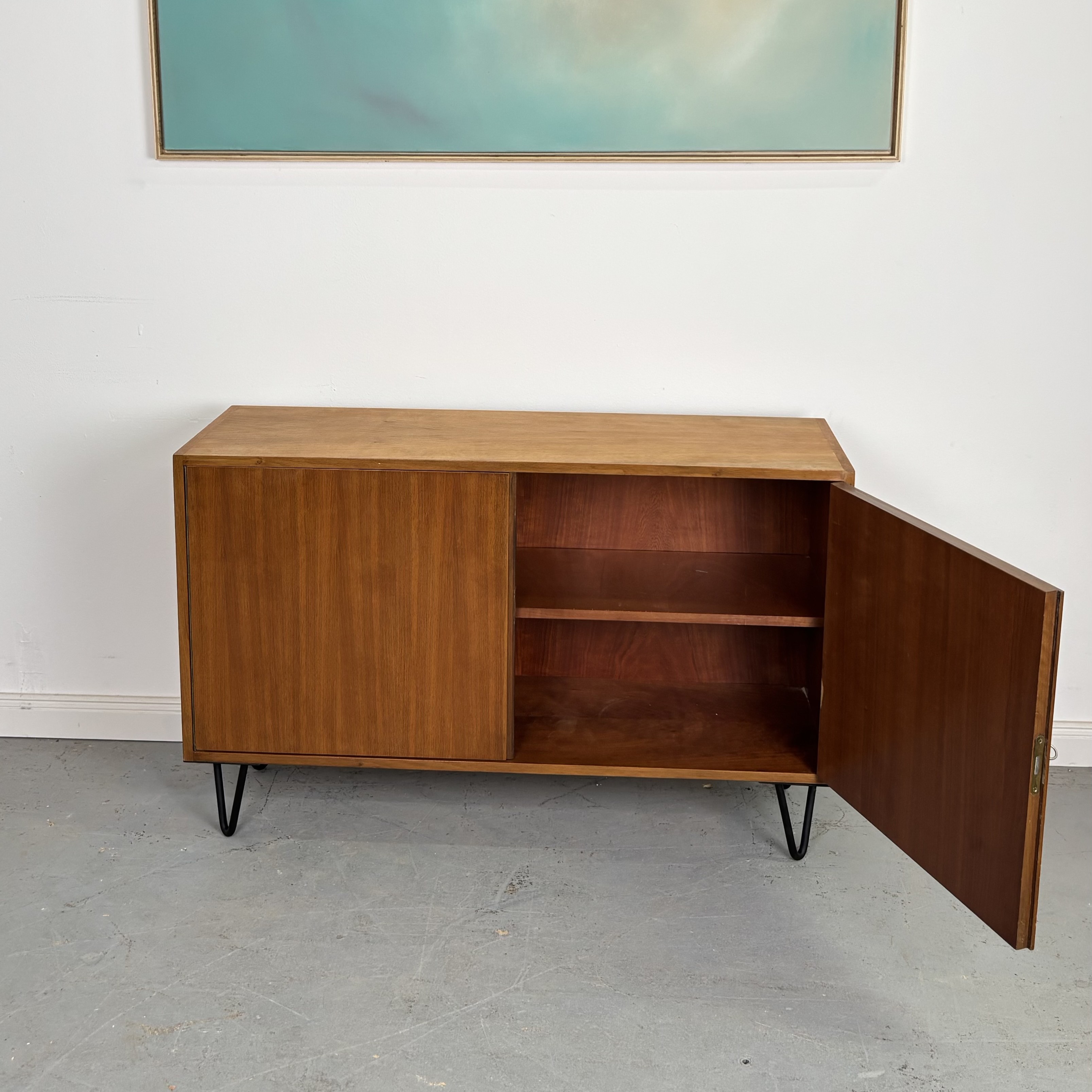Mid-Century Kommode mit Hairpin-Beinen