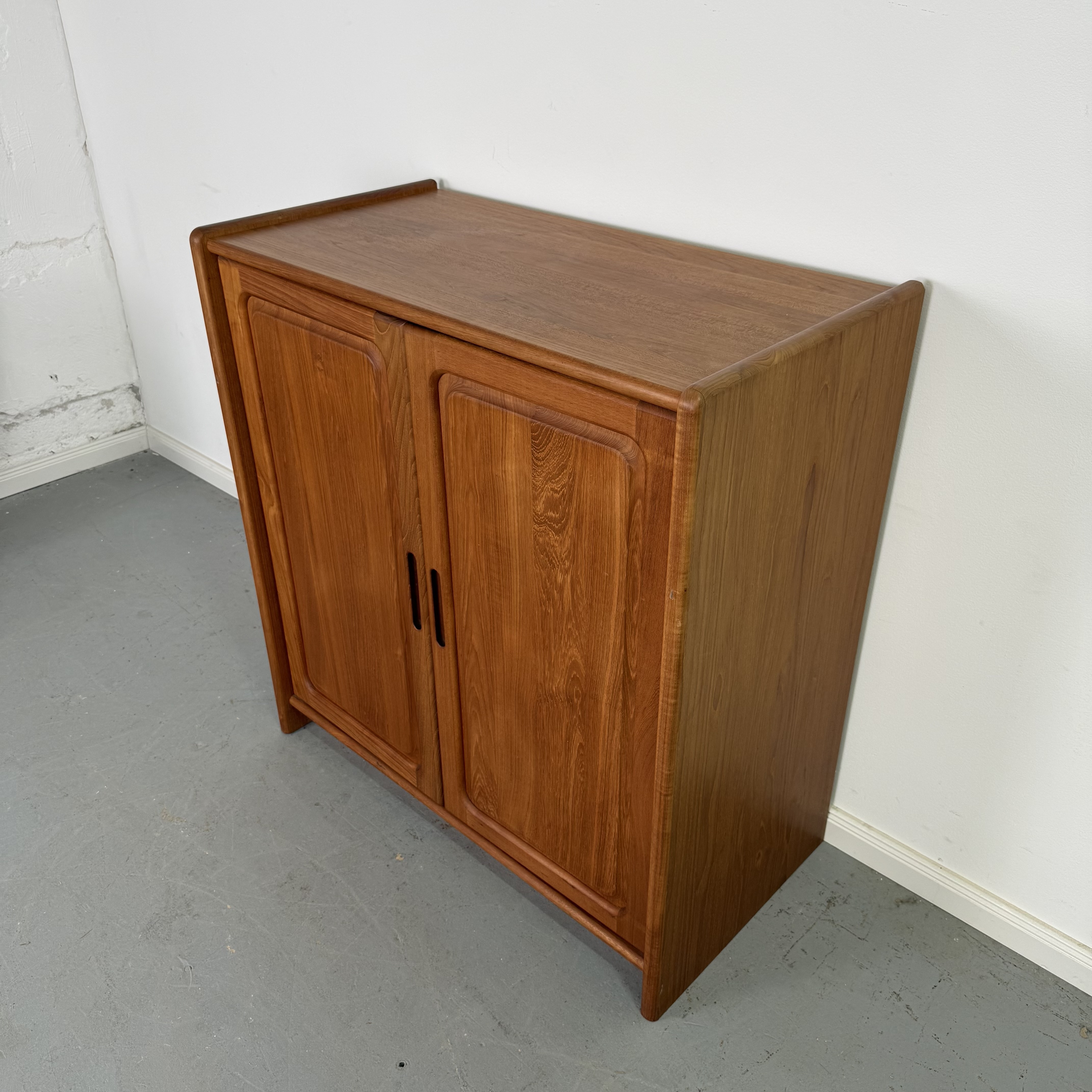 hochwertiger massiver Teak Fernsehschrank hochwertiger massiver Teak Fernsehschrank
