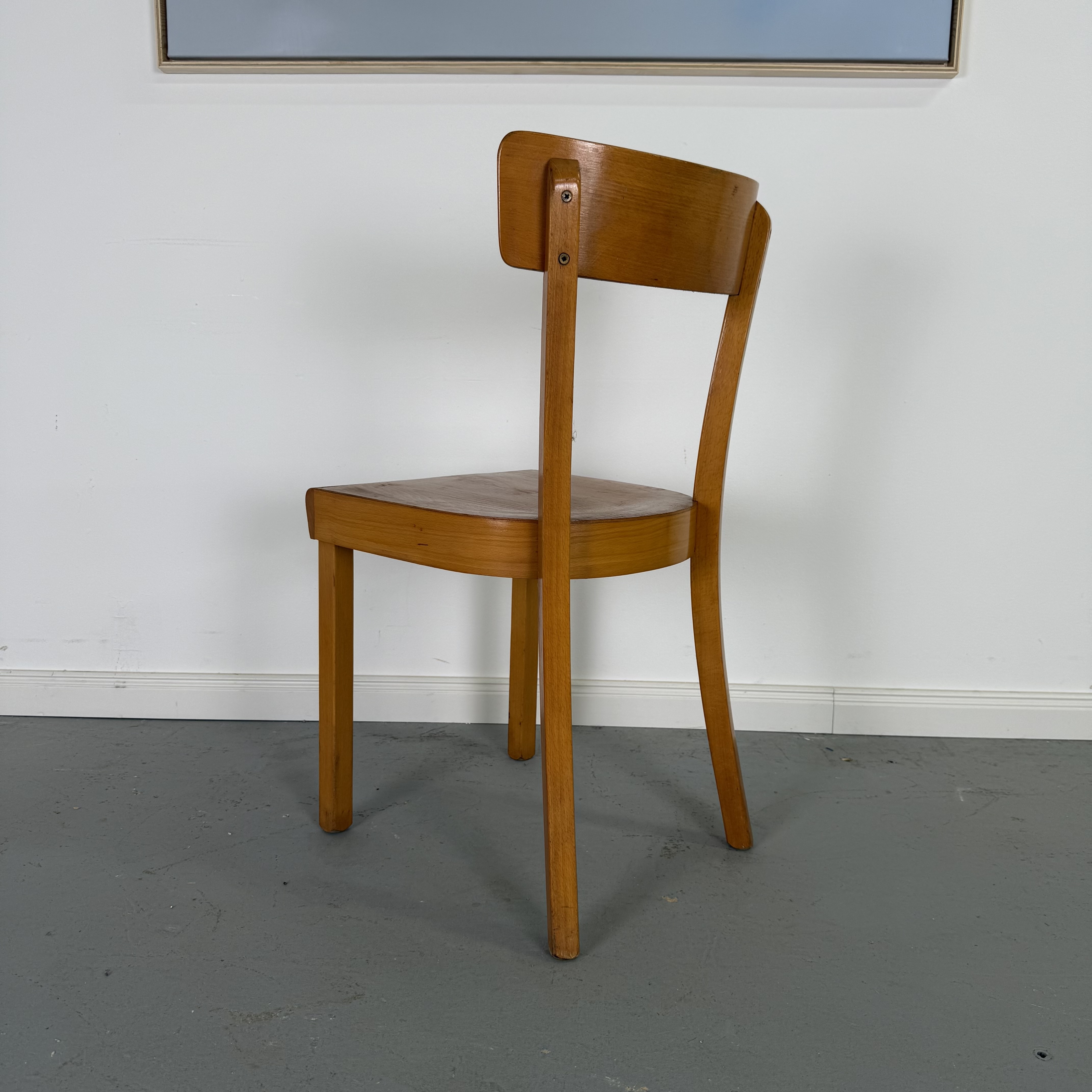 Klassischer Frankfurter Stuhl aus Holz – zeitlos & robust Klassischer Frankfurter Stuhl aus Holz – zeitlos & robust