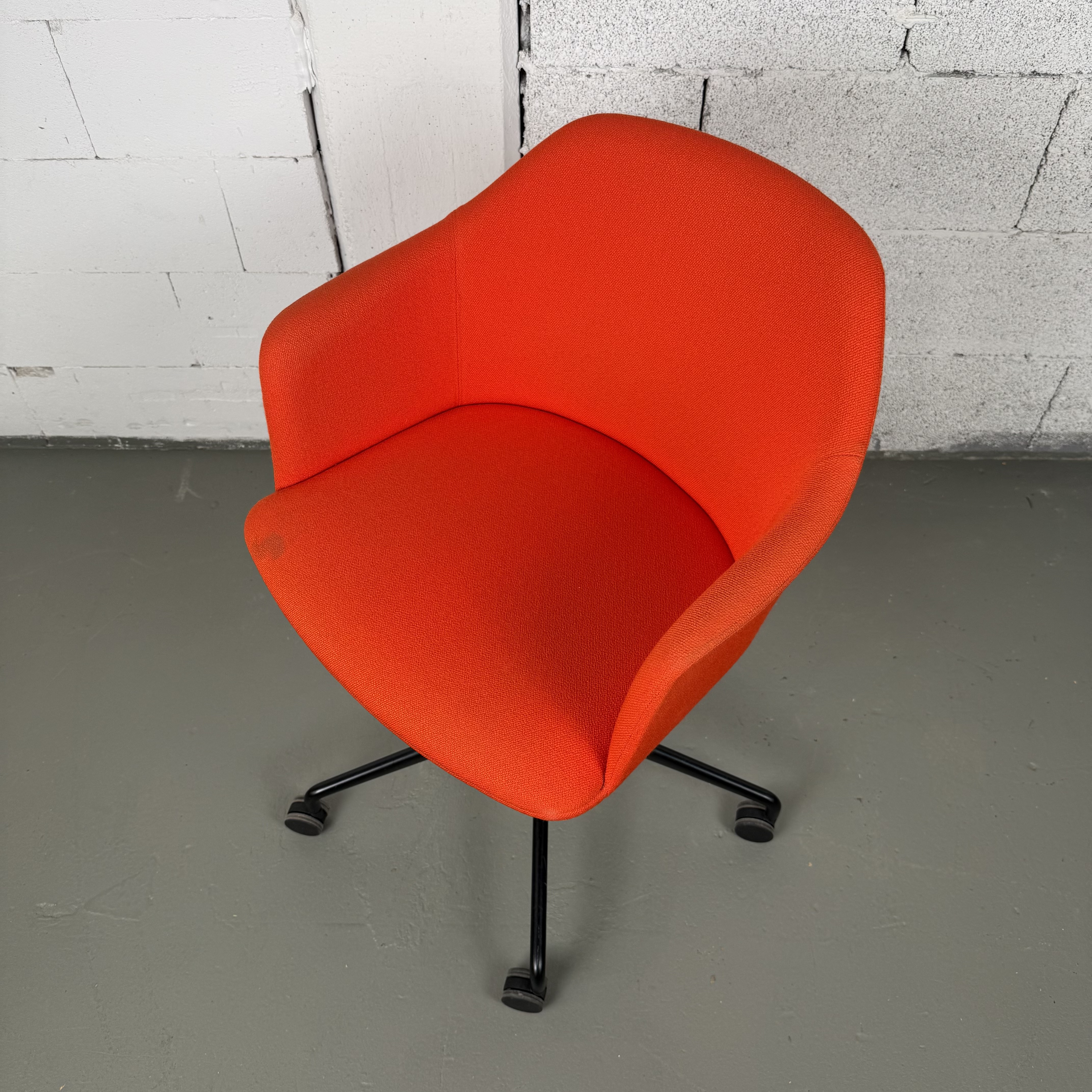 Rely HW56 Bürostuhl von &Tradition mit Bezug in Orange-Rot