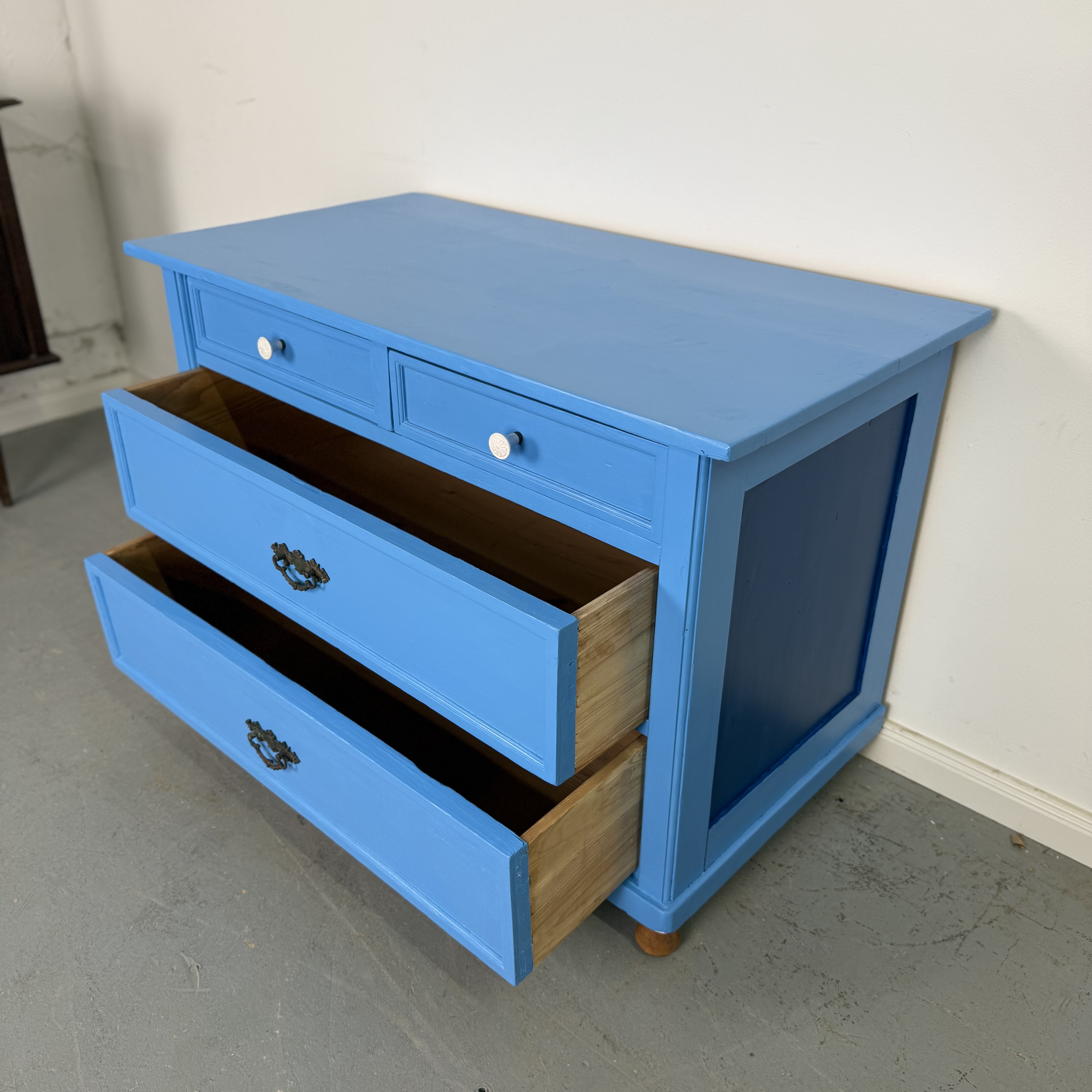 Knallblaue Kommode