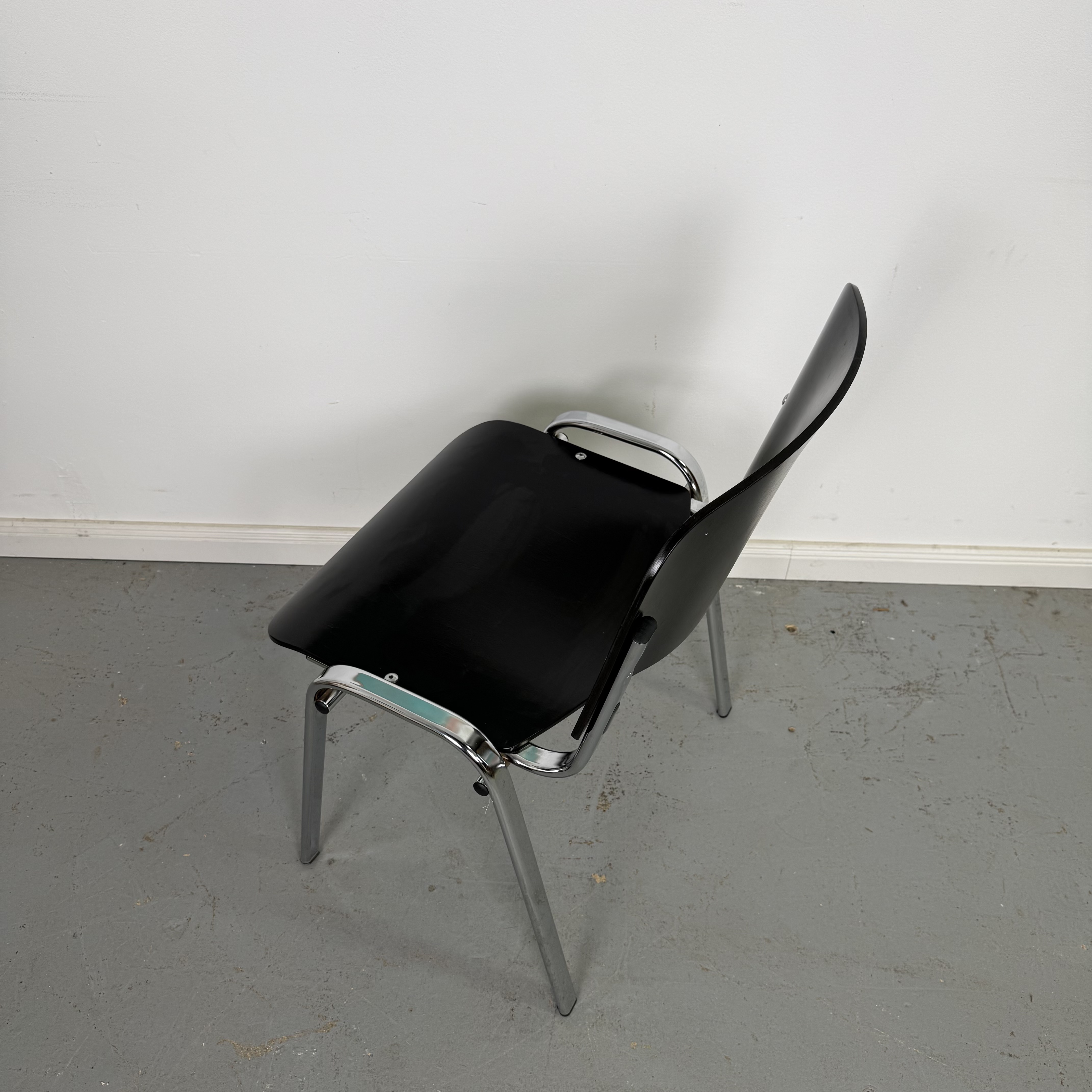 schöne Bauhaus Stapelstühle in schwarz schöne Bauhaus Stapelstühle in schwarz