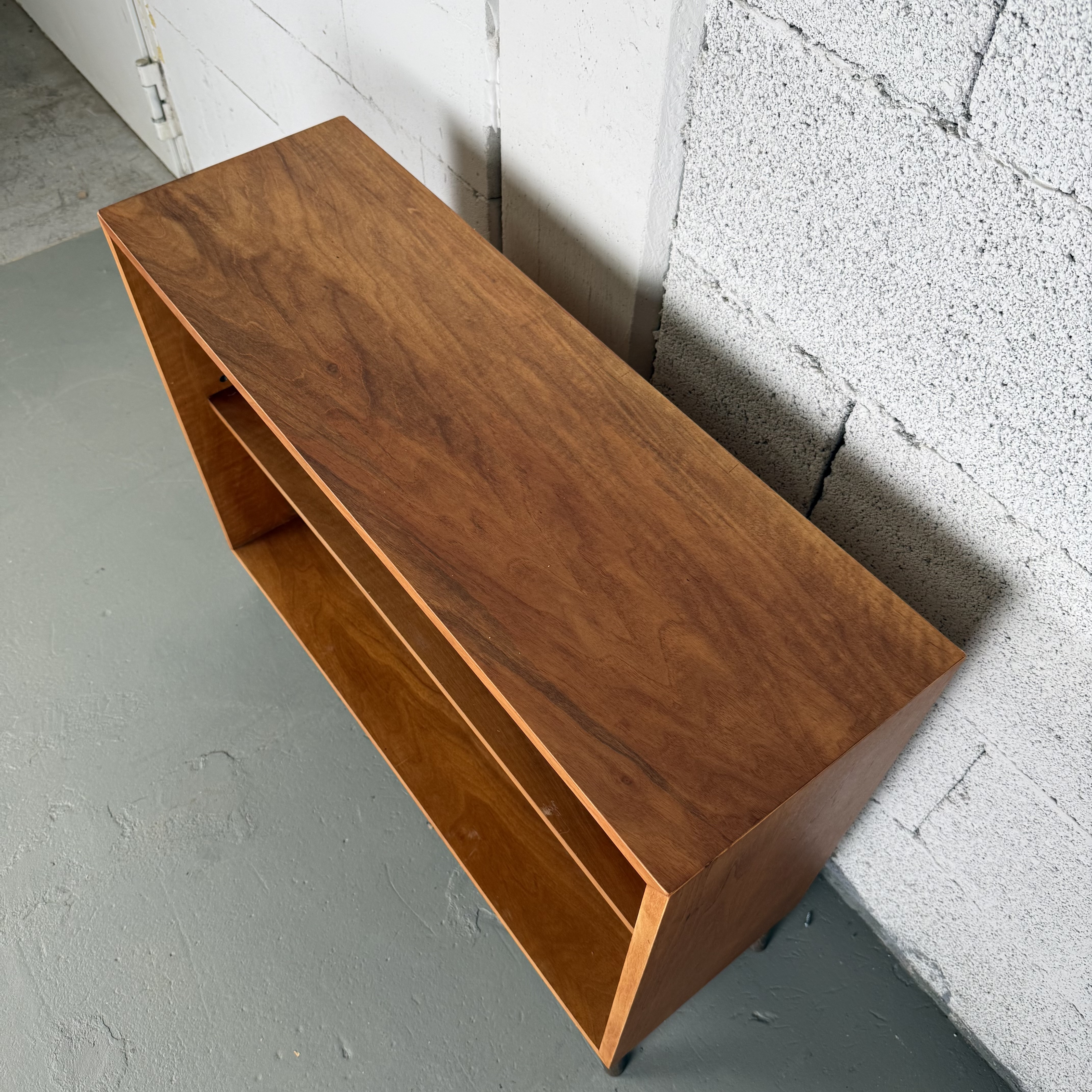 süße offene Kommode aus den 60er Jahren