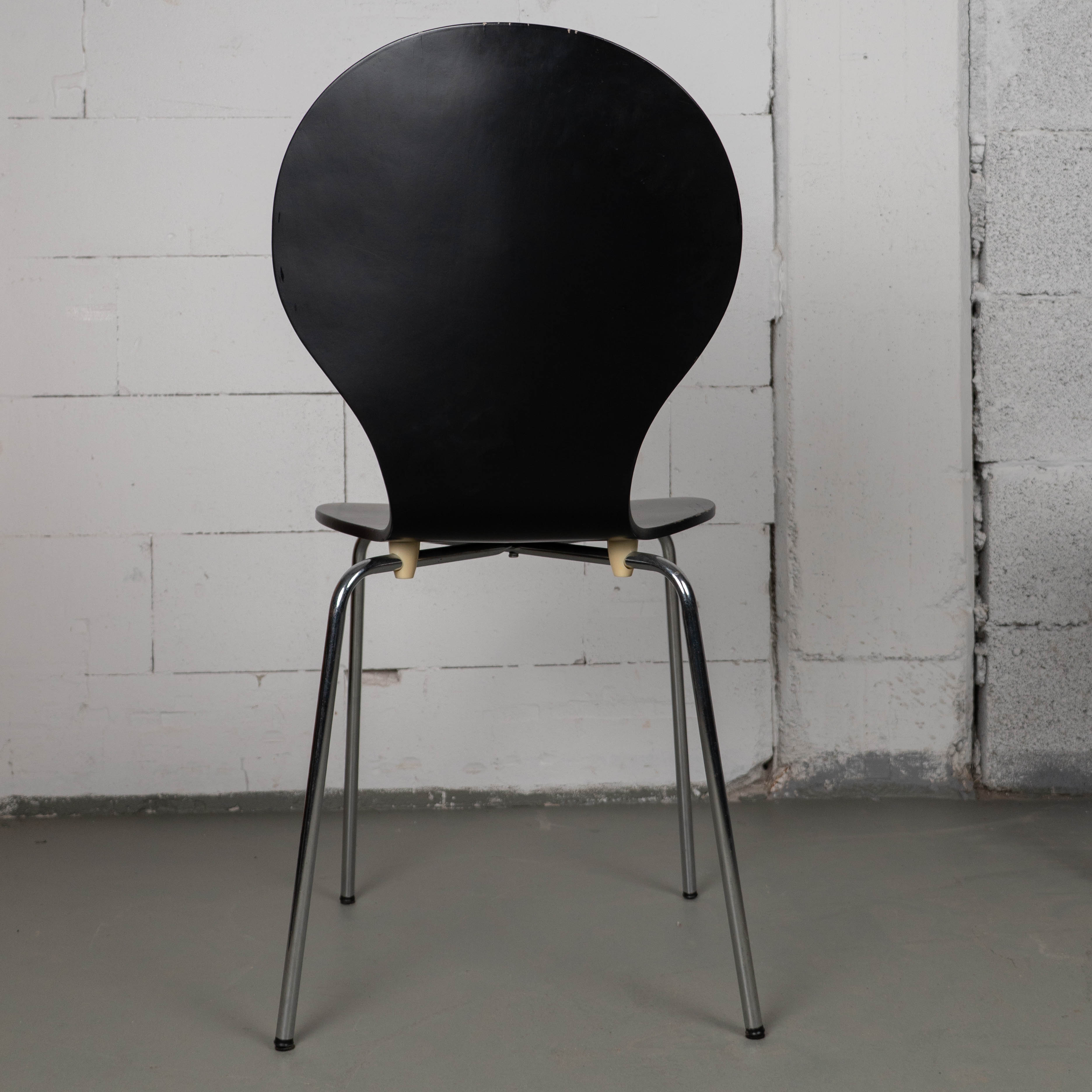 Schwarzer Stapelstuhl im skandinavischen Design