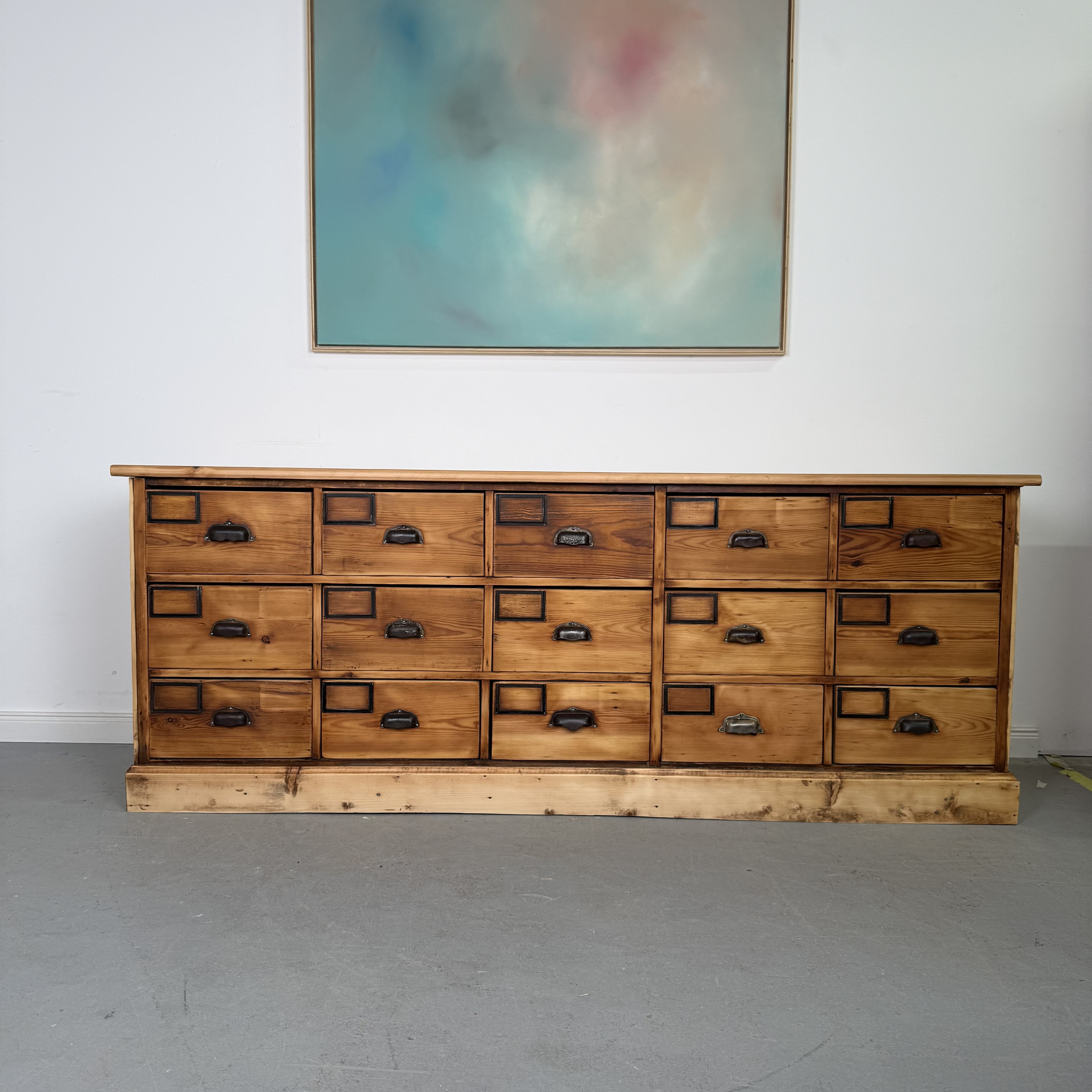 Schicke Apothekerkommode aus massivem Holz